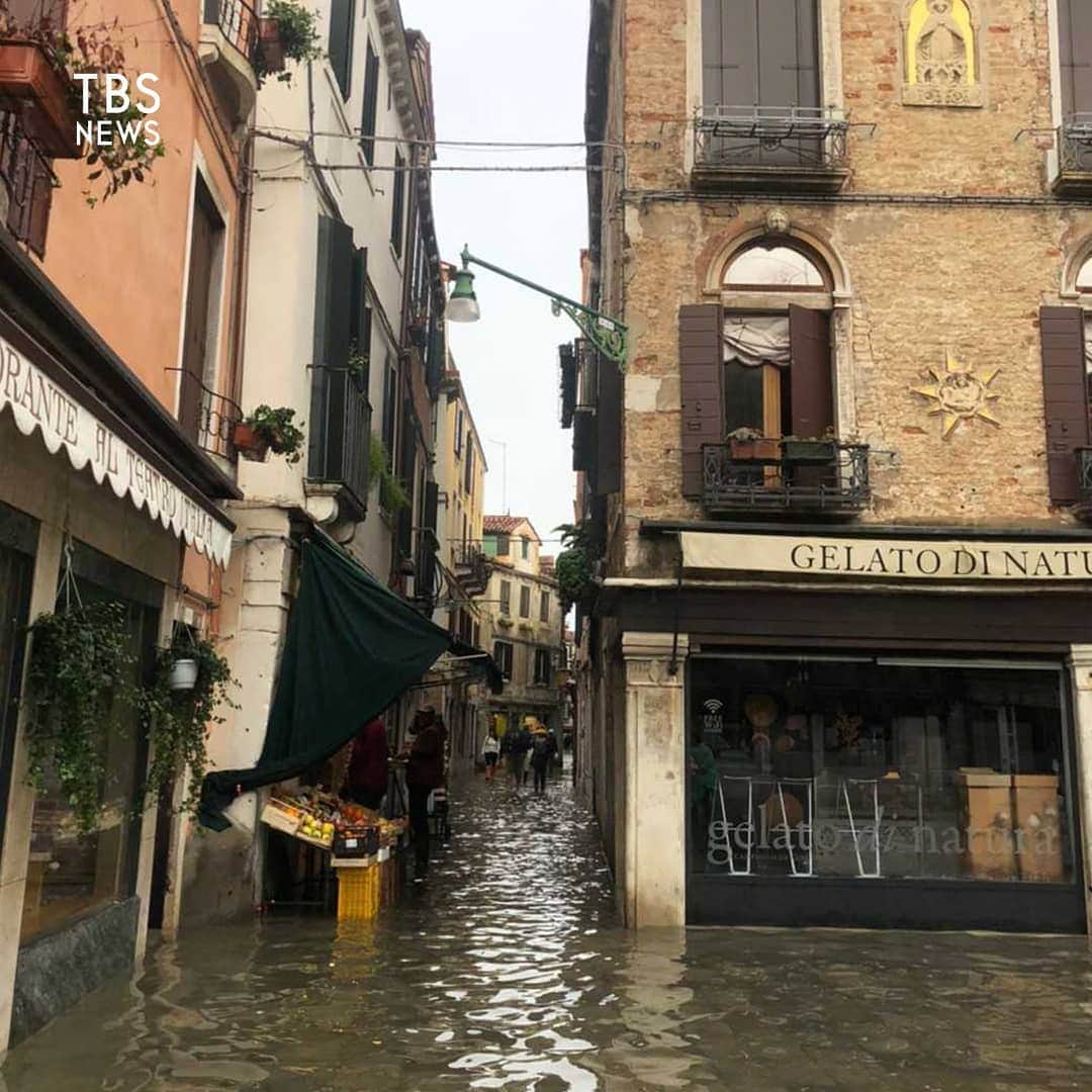 TBS NEWSさんのインスタグラム写真 - (TBS NEWSInstagram)「ベネチアの高潮は、気候変動のせい？  11月13日、イタリア北東部の都市ベネチアが記録的な高潮に見舞われた。町の85%が水に覆われ、通りのカフェでは店の中まで水が流れ込んでいるという。（#VeniceFlood）  ベネチア市長のLuigi Brugnaro氏は「これらは気候変動の影響である。」とツイートしている。  それに対し、BBCの気象学者Nikki Berry氏はこう話す。 「1つの災害の理由を、すぐに気候変動に結びつけることはなるべく避けるべきだが、このような異常な高潮が起こる頻度が増加傾向にあることは大きな問題である。」 #PrayforVenice」11月22日 10時21分 - tbsnews_insta
