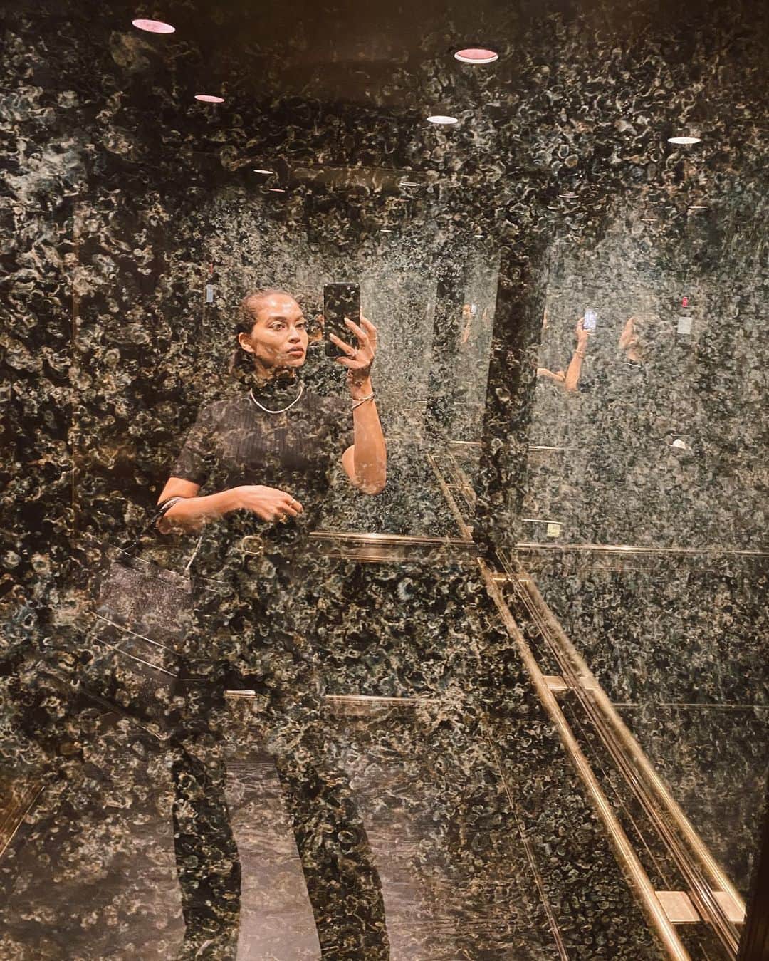 シャニーナ・シャイクのインスタグラム：「Don’t worry things will become more clear .... mercury in retrograde is OVER!」