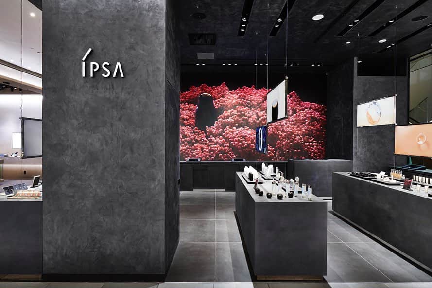 IPSA Japanさんのインスタグラム写真 - (IPSA JapanInstagram)「【渋谷パルコ店グランドオープン】 ・ 11/22(金)、渋谷パルコがグランドオープン。イプサも1Fに特別なインスタレーションでオープンしました。 ・ 他の店舗とは異なる真っ黒の空間には、シーズナルビジュアルを大きく壁面に描いています。3ヶ月ごとに変わる壁画は、今後制作プロセスもご覧頂けます。ぜひお越しください。 https://bit.ly/35dNIKh ・ #ipsa #イプサ #オープン #ipsa_ショップ情報 #渋谷パルコ #渋谷PARCO」11月22日 10時30分 - ipsa_jp
