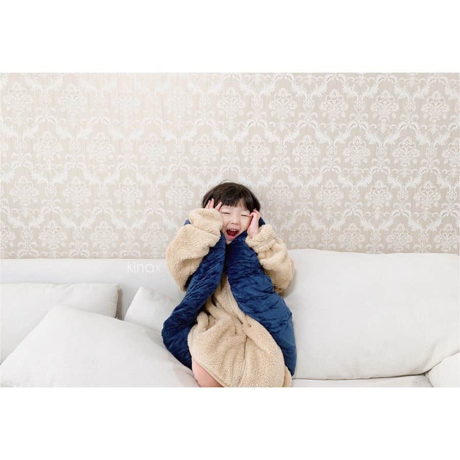 kinaxのインスタグラム：「. good morning(๑′ᴗ‵๑)☔️in Japan, and good afternoon, good evening, good night for world friends! . . 今日は雨降りで寒いね☔️ エアコンを付けると喉の調子が悪くなりがちなので あんまり好きじゃないのだけど さすがに寒い❄️ . ストーブも子猫たちが走り回るので キッチンの奥に置いてるんだけど ソファにいる時はちょっと遠い…ʕ •́؈•̀ ₎苦笑 . でもまぁとりあえずお部屋が暖まるまでストーブで🔥 . . そんなこんなで こんな寒い中、楽しみにしていたお荷物が📦 宅配の方、いつもありがとう🙏 . . 寝相がものすごい子供たちは (というか、特にちびっこ姉さん) 朝起きたら斜めに突き刺さっていたり 真ん中で寝ているのに何故か ベッドから落ちたりとなかなか激しくて 寝違えたりすることもあるので ぐるぐる巻きにできる #twistpillow を！ . 想像していたより小さな箱に入っていてびっくりしたけど 広げるとおっきい！ . 旅行にもって書いてあったけど 確かにふかふかな割にコンパクトで軽いから 良さそうー！ . 早速巻き巻きして遊ぶむちこさんʕ •́؈•̀ ₎♡ . そしてハイテンションで踊っておりました。 . . 良さそうなのでむちこさんにも買ってあげようかな🧶 . 自分のが分かるように色違いがよいんだけど 今のところネイビーだけなのかな？ カラバリが増えるといいな！ (特にグレー！笑) . . さてさてお天気が悪いと家事があんまり捗らないのだけど 涼しくなってくるとお店に出回る 大好きなチョコプレッツェル食べて がんばりますʕ •́؈•̀ ₎ . そろそろ年末に向けてあちこち整理したい！ けど今日は寒いからやめよう！笑 . . みんなも暖かくして過ごしてね🧤 . . #親バカ部 #ハイテンションでブレブレ #ネックピロー #neckpillow #トラベルピロー #pillow #ピロー #お昼寝 #昼寝枕 #枕 #まくら #携帯枕 #機内持ち込み #旅行 #飛行機 #twistpillow #トラベルピロー #首が疲れない #いい感じ @twistpillow #チョコレートプレッツェル #止まらない #カルディ大好き #中囿義光 #銀彩 #大野素子 #マグカップ #roomインフルエンサー #楽天roomに載せてます @room_rakuten  2019/11/22」