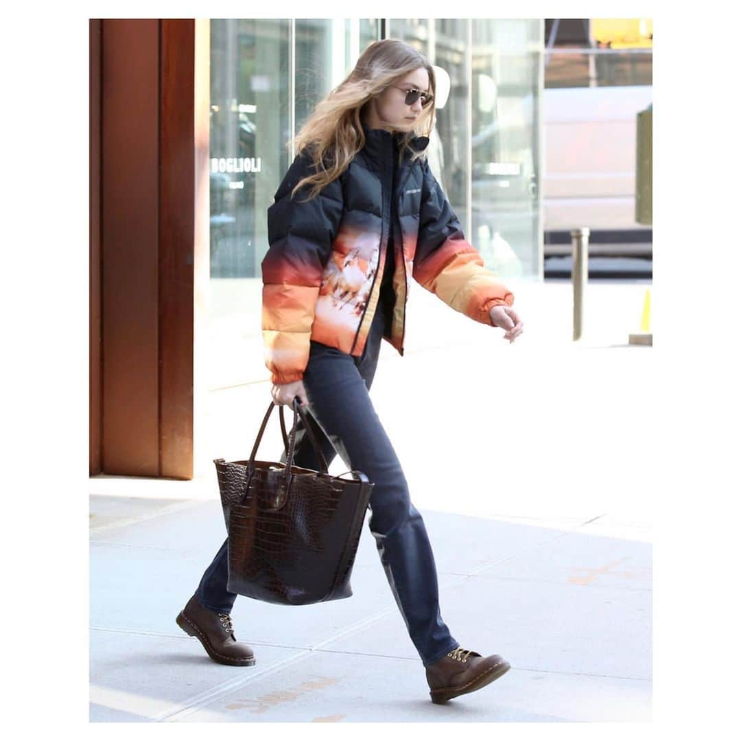 Polo Ralph Laurenさんのインスタグラム写真 - (Polo Ralph LaurenInstagram)「#GigiHadid in New York City carrying #TheBellportBag.  #PoloRalphLauren #PoloRLStyle」11月22日 10時39分 - poloralphlauren