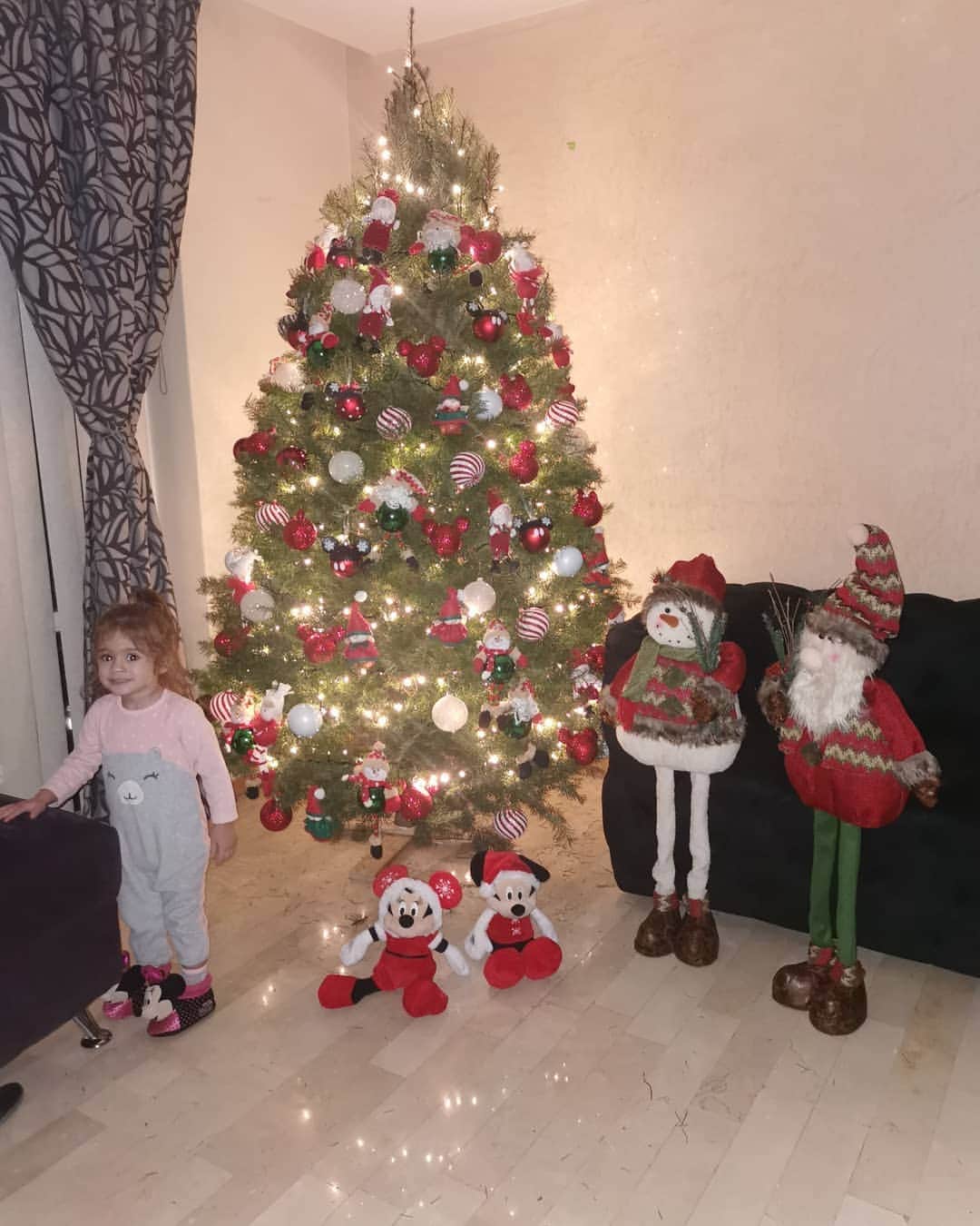 イヴァン・ガルシアのインスタグラム：「Llego la navidad a casa 😍🎄🎄🎆... Que les parece el árbol?? Ustedes ya lo pusieron?.. #espiritunavideño #navidadllegaya」