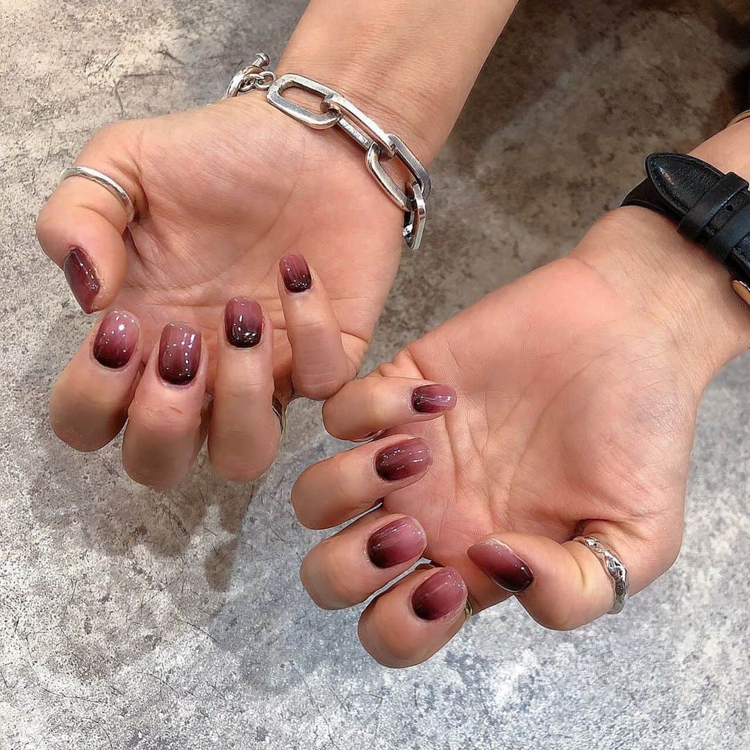井上花実のインスタグラム：「芋め🍠💅 厚みがでないほうが仕事しやすいので最近は こんな感じ 素手でカラーする美容師さんの自爪っぽいな😌 ネイルしてると床に落としたカードを永遠に拾えないよね💳 #ネイル#秋冬ネイル#手元#nail#グラデーションネイル#🍠」
