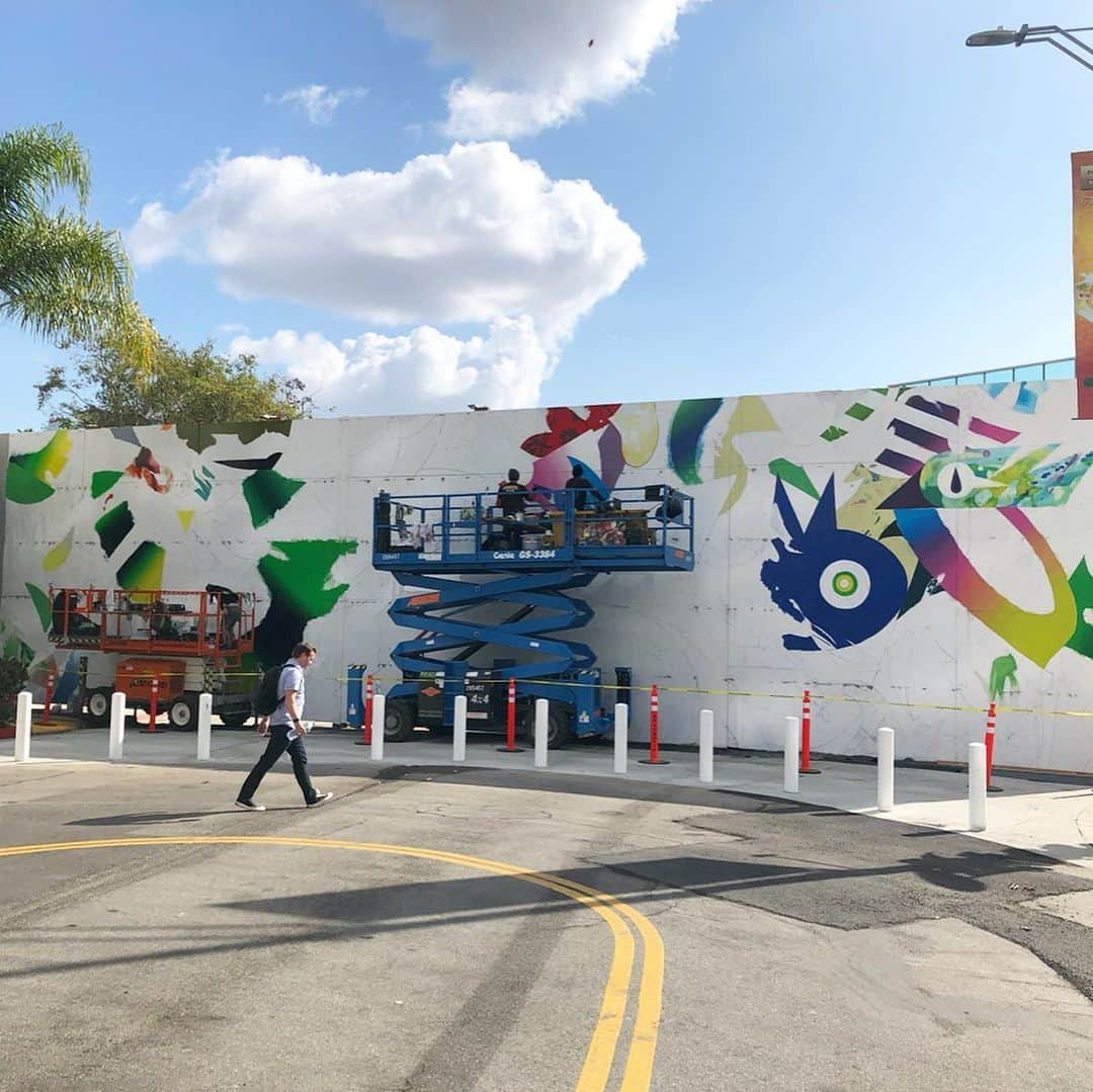 松山智一のインスタグラム：「progression with the production of a 80x20 ft new mural commissioned by the City of Beverly Hills/ Fine Arts Commission. Lookin’ good under Cali sunshine ビバリーヒルズ市からの依頼壁画、徐々に進む。前作と違う方向性。🌞🌞快晴」