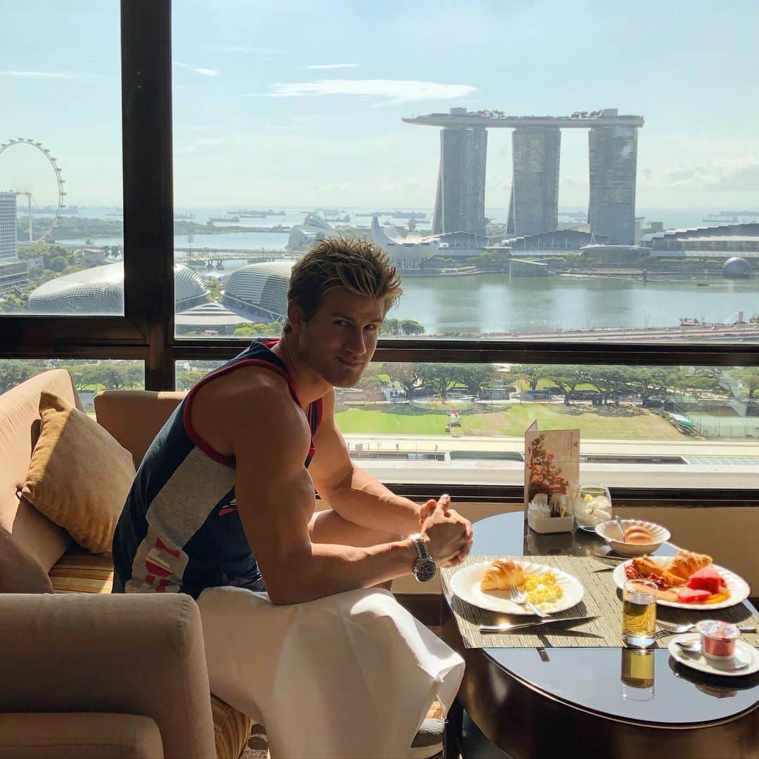 セージ・ノースカットさんのインスタグラム写真 - (セージ・ノースカットInstagram)「Eating some breakfast in Singapore」11月22日 10時55分 - supersagenorthcutt