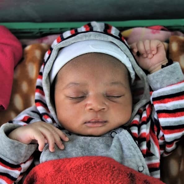 国境なき医師団さんのインスタグラム写真 - (国境なき医師団Instagram)「安心して、ゆっくり眠ってね。 . 生後４日の小さな赤ちゃんがすやすや眠るのは……、実は地中海を進む救助船「オーシャン・バイキング号」の上。いま、国境なき医師団（MSF）は市民団体と協働し、地中海で命の危険に直面している人びとの救助活動にあたっています。 . アフリカからヨーロッパへ向かうため、簡素なボートで地中海を渡ろうとする人びとが後を絶ちません。ボートには、この子のように生まれたての赤ちゃん、出産直前の女性、時には保護者のいない子どもが一人で乗っていることもあります。 . それは死と隣り合わせの命がけの旅。しかし、それを選択せざるを得ないほど、もといた場所はさらに危険にあふれているのです。 . MSFは救助活動とともに、人びとの窮状を世界に知ってもらうための証言活動も続けています。 ------------------------------------- 地中海の活動ニュースは公式サイトから。プロフィールのURLリンクからどうぞ→@msf_japan . -------------------------------------- Photo © Hannah Wallace Bowman/MSF #国境なき医師団 #MSF #地中海 #新生児 #赤ちゃん #オーシャン #バイキング #船 #photooftheday #笑顔 #スマイル #写真部 #写真好きな人と繋がりたい」11月22日 11時02分 - msf_japan