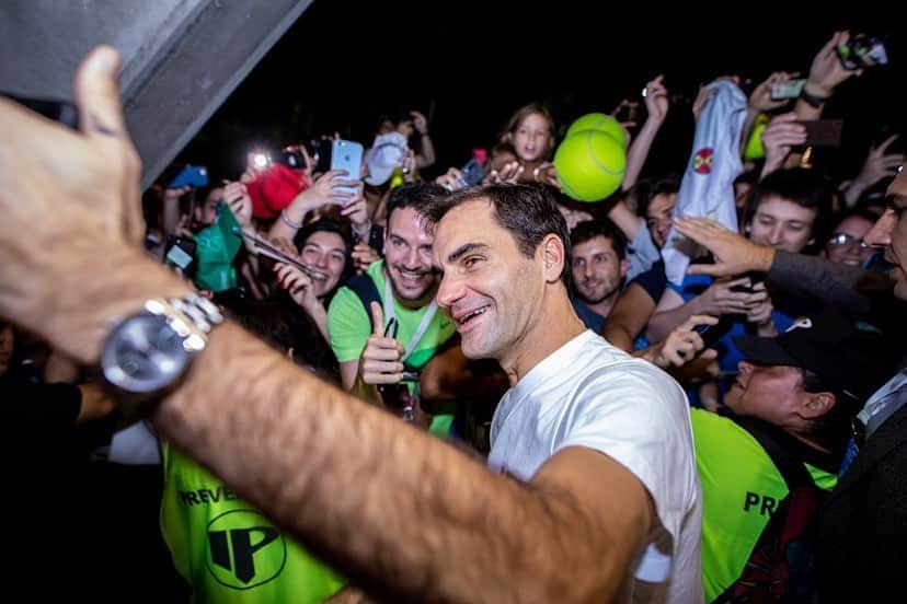 ロジャー・フェデラーのインスタグラム：「Adios Argentina🇦🇷 Hasta luego👏👊」