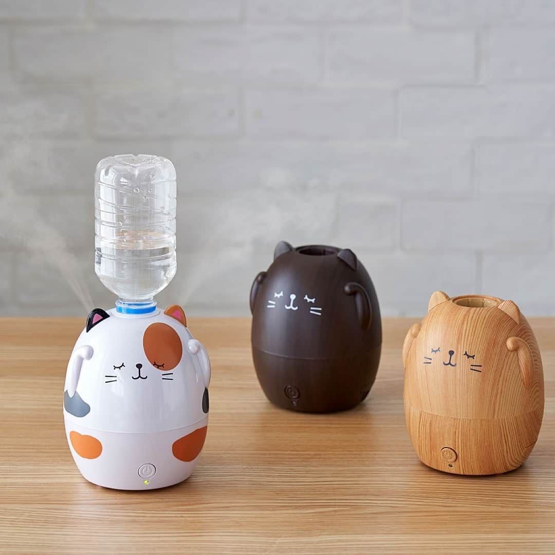 通販のセシール(cecile) のインスタグラム：「ペットボトルを利用したかわいい猫の加湿器です♪﻿ コンパクトサイズなのでデスクのちょっとしたスペースに置いて使っても◎﻿ 付属のアロマパッドにアロマオイルを垂らして香りを楽しむこともできます。﻿ ﻿ ■うるおいにゃんこペットボトル加湿器﻿ 価格：3,850円(税込)﻿ 品番：WF-4726﻿ ﻿ 詳しくはプロフィール掲載のURLからセシールオンラインショップへ♪﻿ 気になる商品の品番を検索してください！﻿ ﻿ #ペットボトル加湿器﻿ #加湿器﻿ #乾燥対策﻿ #潤う﻿ #猫グッズ﻿ #にゃんこ﻿ #雑貨﻿ #かわいい﻿ #アロマディフューザー﻿ #癒し﻿ #リラックス﻿ #インテリア﻿ #セシール﻿ #cecile﻿」