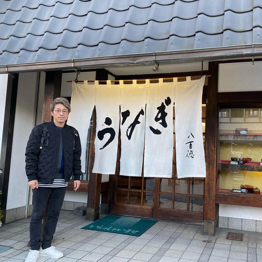 田村淳のインスタグラム：「うなぎの街にやって来たよ うなぎに目がないのよ… 香ばしいタレの香りが外まで溢れ出てます…思わず引き寄せられます。 白飯とうなぎの蒲焼と少しの山椒  あーやば  #あーやば #うなぎ」