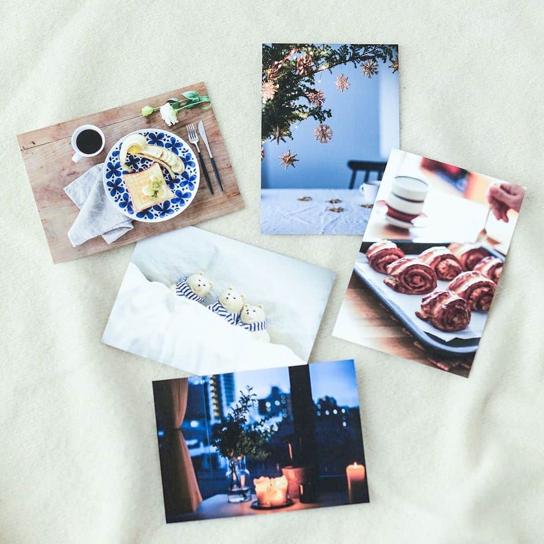 北欧、暮らしの道具店さんのインスタグラム写真 - (北欧、暮らしの道具店Instagram)「期間限定キャンペーン開始！「ポストカードセット」を、対象のブランケット・ショールのご注文でプレゼント . - - - - - - - - - - - - 本日はうれしいお知らせがあります！  これからの季節に大活躍の ・ラプアン・カンクリのショール ・シルケボーのブランケット  をご注文の方に、 「ポストカードセット」の プレゼントキャンペーンが 本日より始まりました〜！🎁 . このポストカード、懐かしい！ と思われる方もいらっしゃるのでは ないでしょうか？  実は、以前ご注文をいただいた際に 同梱していて大変人気だった、 あのポストカードなんです◎  お家で飾っていただいている様子を インスタに投稿していただいたこと 私たちも拝見し、 とても嬉しく感じておりました！  お付けする5枚1セットのポストカードは、 今回のキャンペーン限定のもので、 スタッフが厳選したこだわりのデザイン。 壁に飾っても、大切な人に送っても どちらもおすすめです◎ . ※ キャンペーンは10日間限定、 なくなり次第終了となります。  今回、キャンペーンの対象商品となっている 「シルケボーのブランケット」は、全部で5種類。 ソファカバーやこたつカバーとしても 使える大判サイズ。 1枚あるだけでぐっとおうち時間を 快適にしてくれますよ。 . 「ラプアン・カンクリのショール」は全部で4種類。 スタッフ愛用率も高く、 先日羽織って出社している スタッフに聞いたところ、 とにかく暖かくて コートを着ている感覚に近いそう。  どちらのアイテムも、 冷え込むこれからの季節に 大活躍してくれること間違いなし♪  ぜひこの機会に お買い物をお楽しみくださいね〜！ . - - - - - - - - - - - - . ▶ アイテムを詳しく知りたい方は「写真内のタグをタップ！」してみてください♪ . ▶︎ プロフィールのリンクからも、お値段・サイズなど詳しい情報をご覧いただけますよ。→@hokuoh_kurashi ・ 🎁「クラシ手帳2020」プレゼントキャンペーン実施中！お買いものいただいた方に、当店オリジナルの手帳を無料でお届けいたします。 . #interior#interiors#homedecor#instahome#homewares#present#Silkeborg#LAPUANKANKRIT#シルケボー#ブランケット#ラプアンカンクリ#ショール#プレゼント#カード#ポストカード#インテリア#北欧インテリア#シンプル#シンプルライフ#シンプルデザイン#暮らしを楽しむ#日々の暮らし#北欧#暮らし#北欧暮らしの道具店」11月22日 11時17分 - hokuoh_kurashi