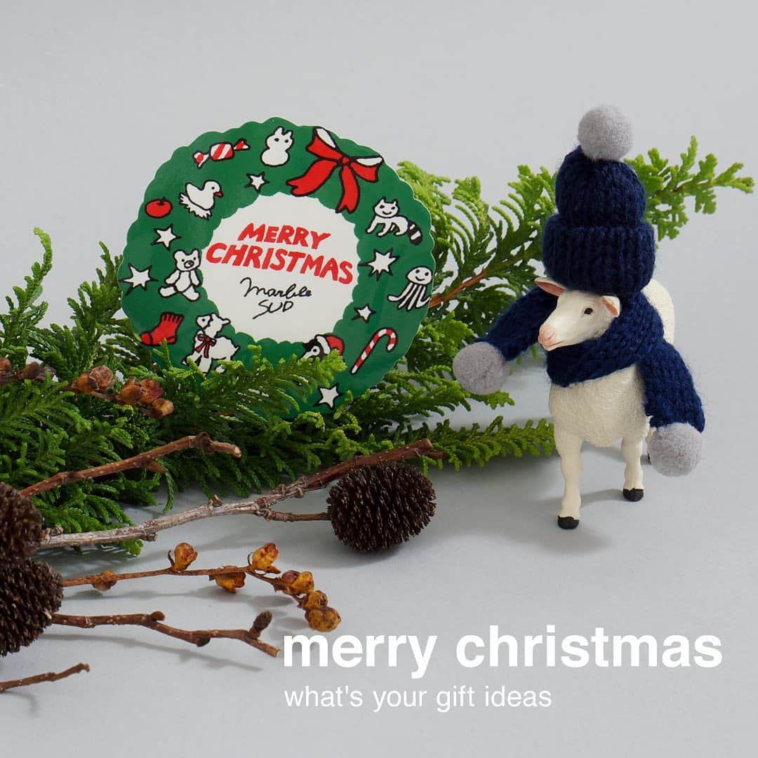 marbleSUD(マーブルシュッド) のインスタグラム：「クリスマスまであと33日！なんだかワクワクしてしまうこの季節。ハッピーな気持ちを込めて、大切なあの人にクリスマスギフトを贈ってみませんか？  marble SUDでは、ギフトにぴったりなアイテムを多数ご用意しております。ニット小物やキーホルダー、がま口ポーチなどなど、予算やシーンに合わせたご提案をさせていただきます☆ぜひご相談下さいね！ラッピングも無料で承ります。  さらに！11月22日（金）〜12月25日（水）までの間、税込1,000円以上お買い物いただいたお客さまに差し上げているオリジナルステッカーが限定のクリスマスバージョンに♪ツリー型とリース型の2種類からお選びいただけます☆裏面にはメッセージが書ける特別仕様！とっても可愛いのでこちらも合わせて是非ゲットしてくださいね。 ※online shopでは、リース型のステッカーを差し上げております。」