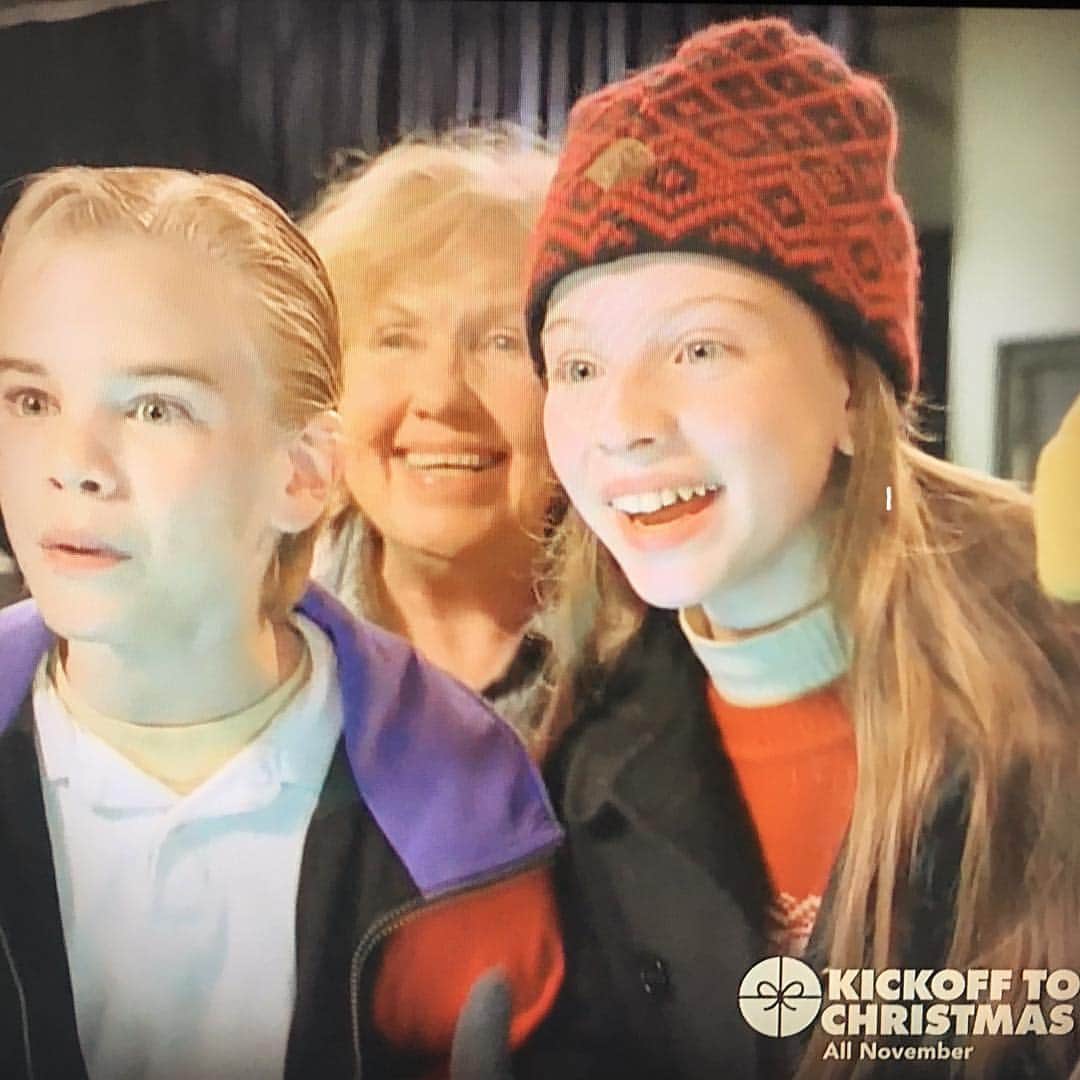 ミシェル・トラクテンバーグさんのインスタグラム写真 - (ミシェル・トラクテンバーグInstagram)「My naturally blonde hair and I were apparently very excited for the  #holiday season in 1998. #throwbackthursday 🎁」11月22日 11時22分 - michelletrachtenberg
