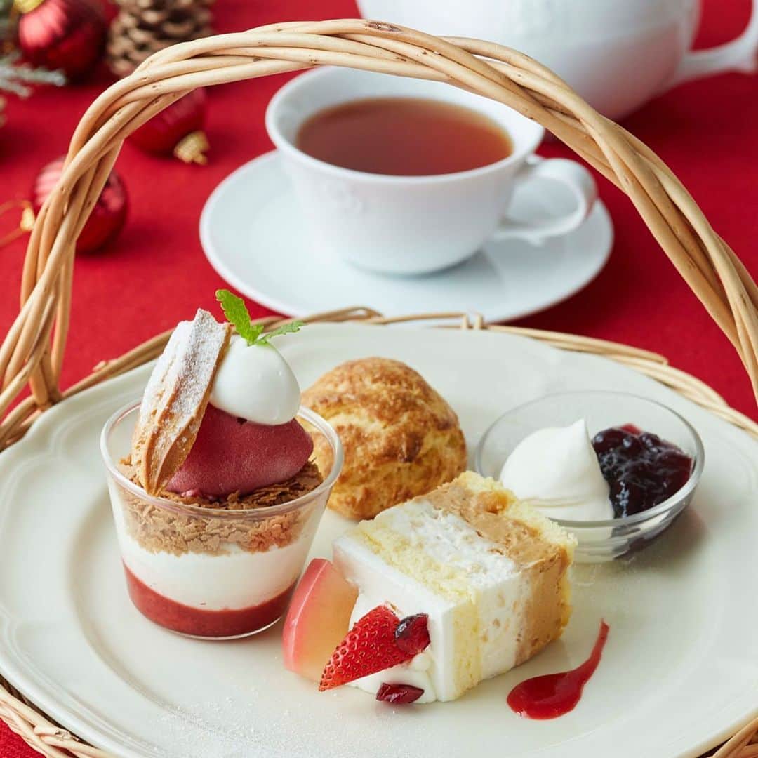 Afternoon Teaさんのインスタグラム写真 - (Afternoon TeaInstagram)「. ＼毎月22日は「#ショートケーキの日 」／ クリスマス限定メニュー「#林檎のショートケーキ」（12/25まで）は、きめ細かくしっとりとした生地に、ローストした林檎、ほろ苦いカラメルカスタード、林檎ジャム入りのホイップクリームをサンドしました。青森りんごを使用した自家製アップルコンポート、フレッシュ苺をトッピング。 . 14時～のメニュー「#アフタヌーンティーセット」（写真2枚目）でもお選びいただけます！ ※「アフタヌーンティーセット」のスイーツはハーフサイズでご提供します。 . ＜林檎のショートケーキ展開店舗＞ アフタヌーンティー・ティールーム全店舗 （テラスモール湘南、ららぽーと横浜、イオンレイクタウンkaze、名古屋ラシックを除く） . ＜アフタヌーンティーセット展開店舗＞ アフタヌーンティー・ティールーム全店舗 （ルミネ有楽町、丸の内新丸ビル、紙屋町シャレオを除く） ※14時からの数量限定メニューです。（グランフロント大阪のみ終日実施） ※テラスモール湘南、ららぽーと横浜、イオンレイクタウンkaze、名古屋ラシックは内容が異なります。 . ※数量限定メニューはなくなり次第終了となります。 ※プライスは、店舗により異なります。店頭のメニューブックでご確認ください。 ※写真はイメージです。実際にご提供する際のお皿等は異なります。 . #アフタヌーンティーティールーム #アフタヌーンティー #AfternoonTeaTEAROOM #AfternoonTea」11月22日 11時23分 - afternoontea_official