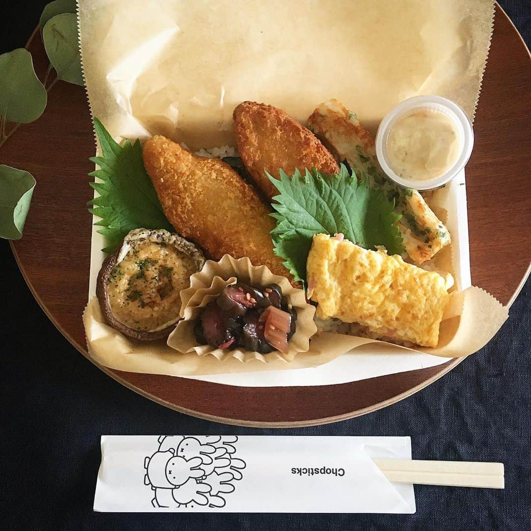 ecruのインスタグラム：「2019/11/22 (fri) 今朝は、冷蔵庫にあったもので、二段のり弁に。 ・ #gonben #お弁当 #obento #bento #lunch #lunchbox #food #foodpic #foodphoto #ごん弁当 #instafood #instagood #yummy #love #japan #japanesefood #大学生弁当 #クロワッサンお弁当部　#クロワッサン普段弁当　#thankyou #onthetable #日々 #暮らし #お弁当記録 #ランチボックス  #使い捨て弁当箱 #miffy  #ミッフィー」