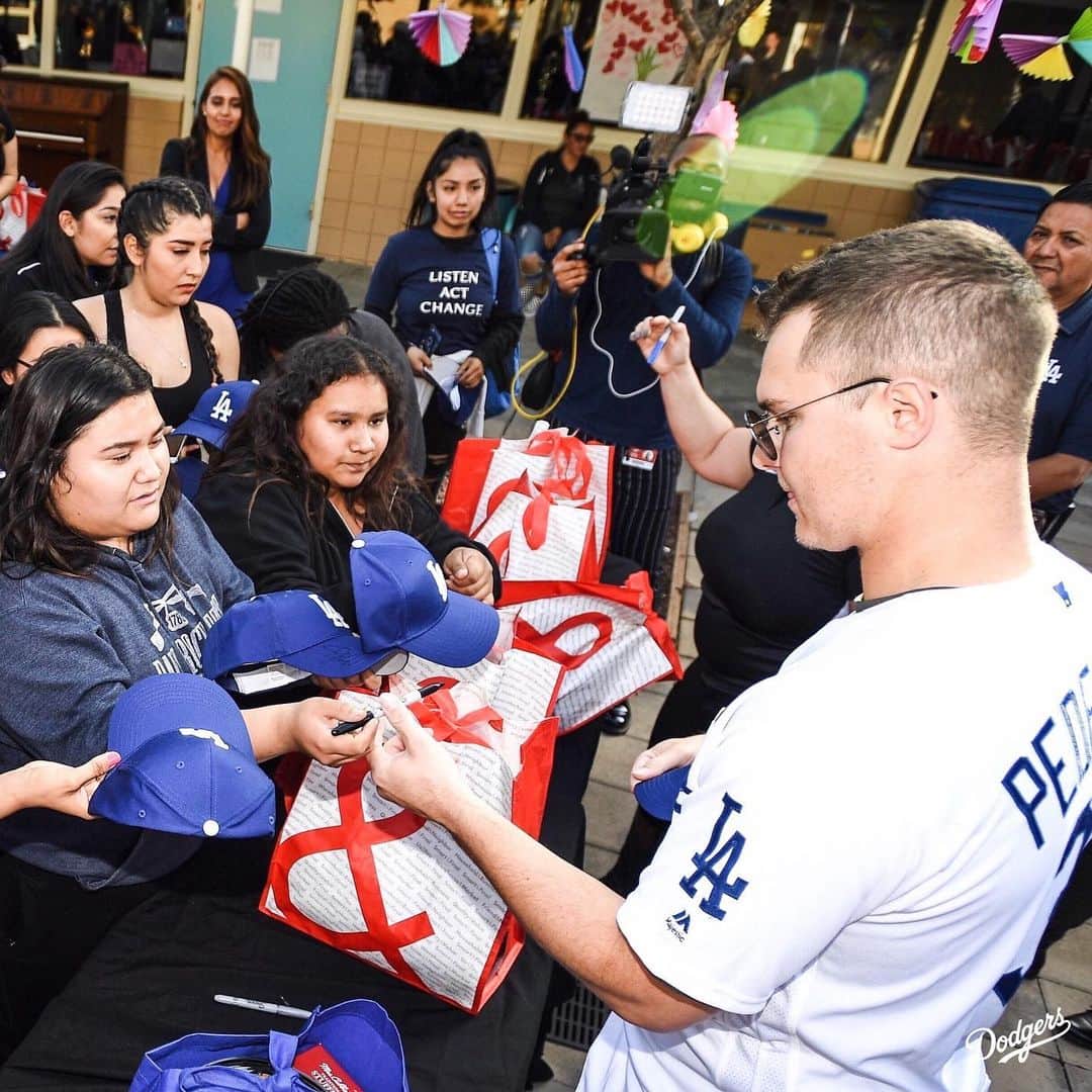 Los Angeles Dodgersさんのインスタグラム写真 - (Los Angeles DodgersInstagram)「‪Gobble gobble. 🦃‬ The Dodgers hosted their 15th annual Community Thanksgiving Turkey Giveaway at Dodger Stadium, where @yungjoc650 and @kylegarlick handed out turkeys and fixings from @smartfinal to pre-selected families in LA. ‬」11月22日 11時42分 - dodgers