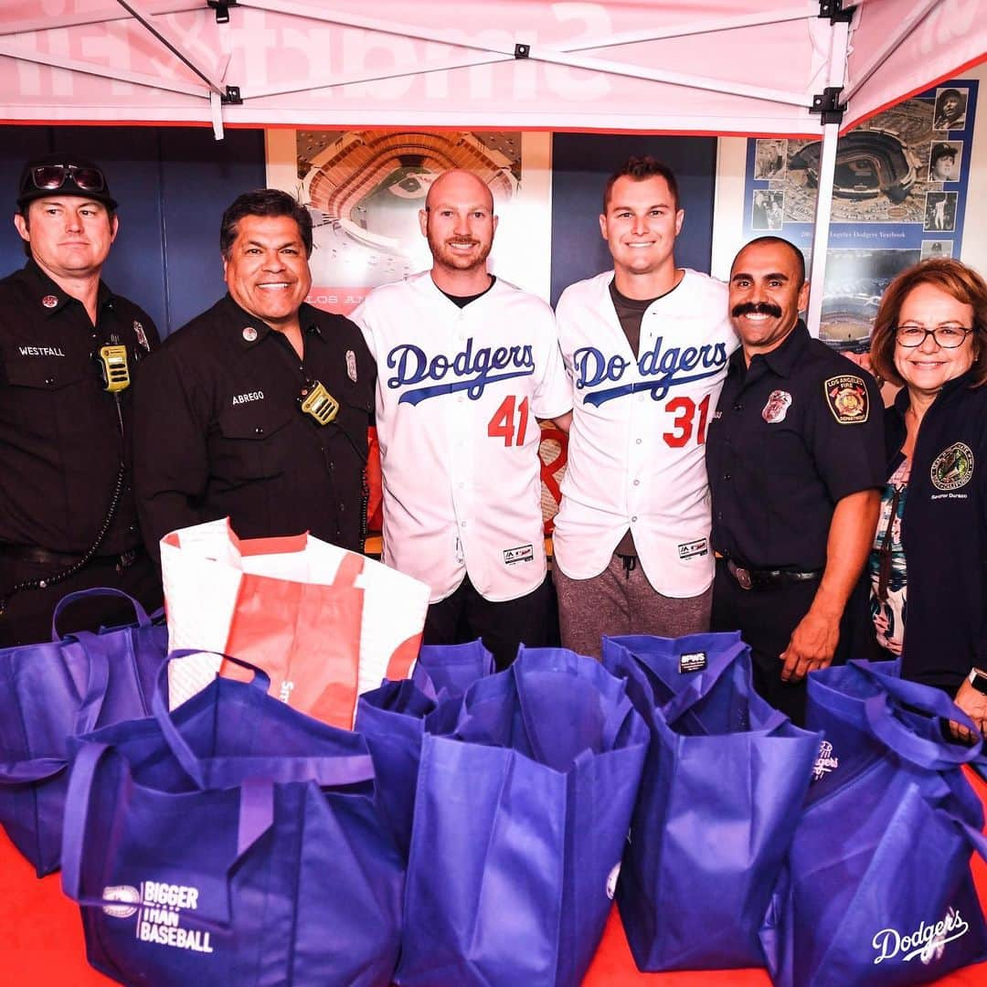 Los Angeles Dodgersさんのインスタグラム写真 - (Los Angeles DodgersInstagram)「‪Gobble gobble. 🦃‬ The Dodgers hosted their 15th annual Community Thanksgiving Turkey Giveaway at Dodger Stadium, where @yungjoc650 and @kylegarlick handed out turkeys and fixings from @smartfinal to pre-selected families in LA. ‬」11月22日 11時42分 - dodgers