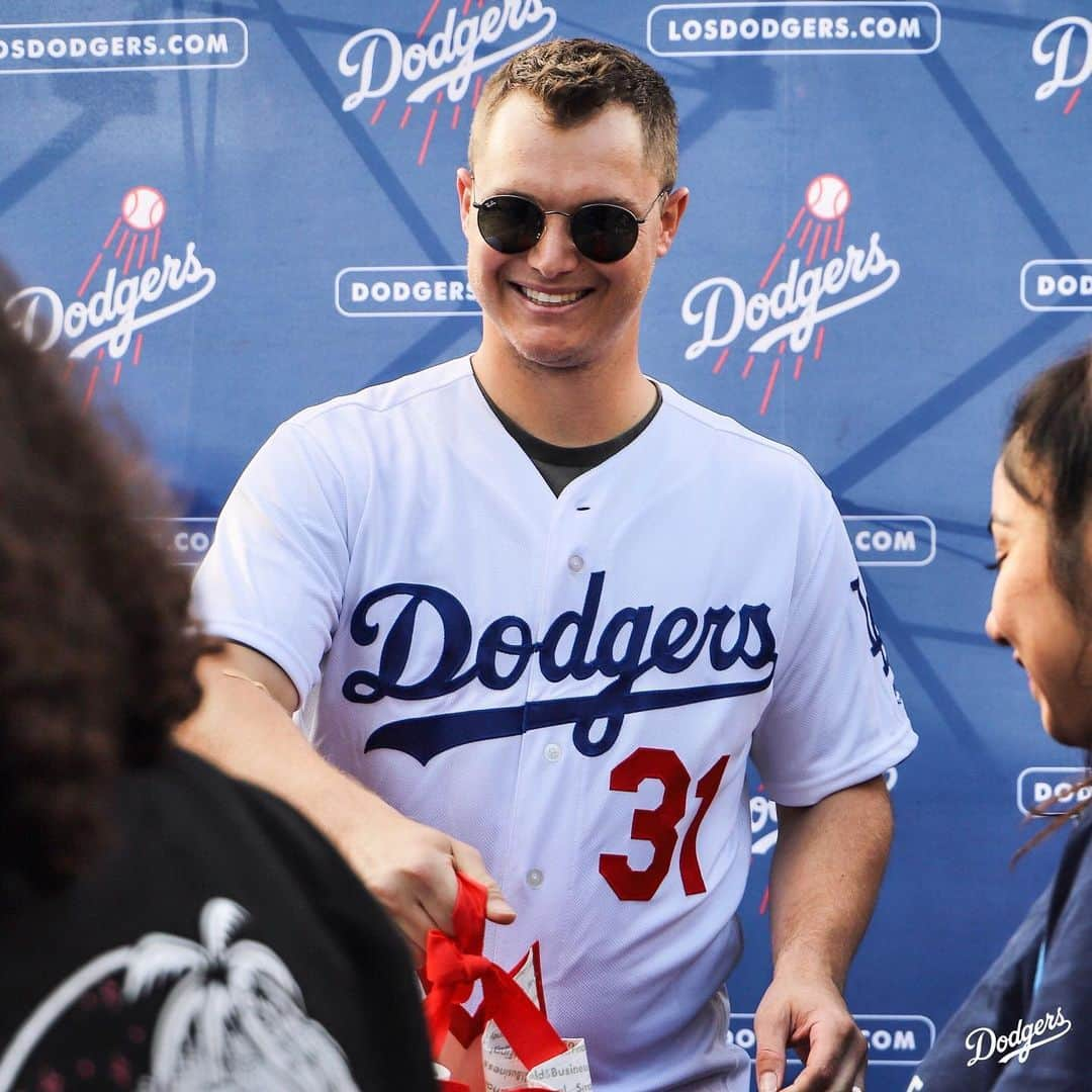 Los Angeles Dodgersさんのインスタグラム写真 - (Los Angeles DodgersInstagram)「‪Gobble gobble. 🦃‬ The Dodgers hosted their 15th annual Community Thanksgiving Turkey Giveaway at Dodger Stadium, where @yungjoc650 and @kylegarlick handed out turkeys and fixings from @smartfinal to pre-selected families in LA. ‬」11月22日 11時42分 - dodgers