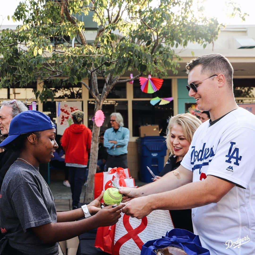 Los Angeles Dodgersさんのインスタグラム写真 - (Los Angeles DodgersInstagram)「‪Gobble gobble. 🦃‬ The Dodgers hosted their 15th annual Community Thanksgiving Turkey Giveaway at Dodger Stadium, where @yungjoc650 and @kylegarlick handed out turkeys and fixings from @smartfinal to pre-selected families in LA. ‬」11月22日 11時42分 - dodgers