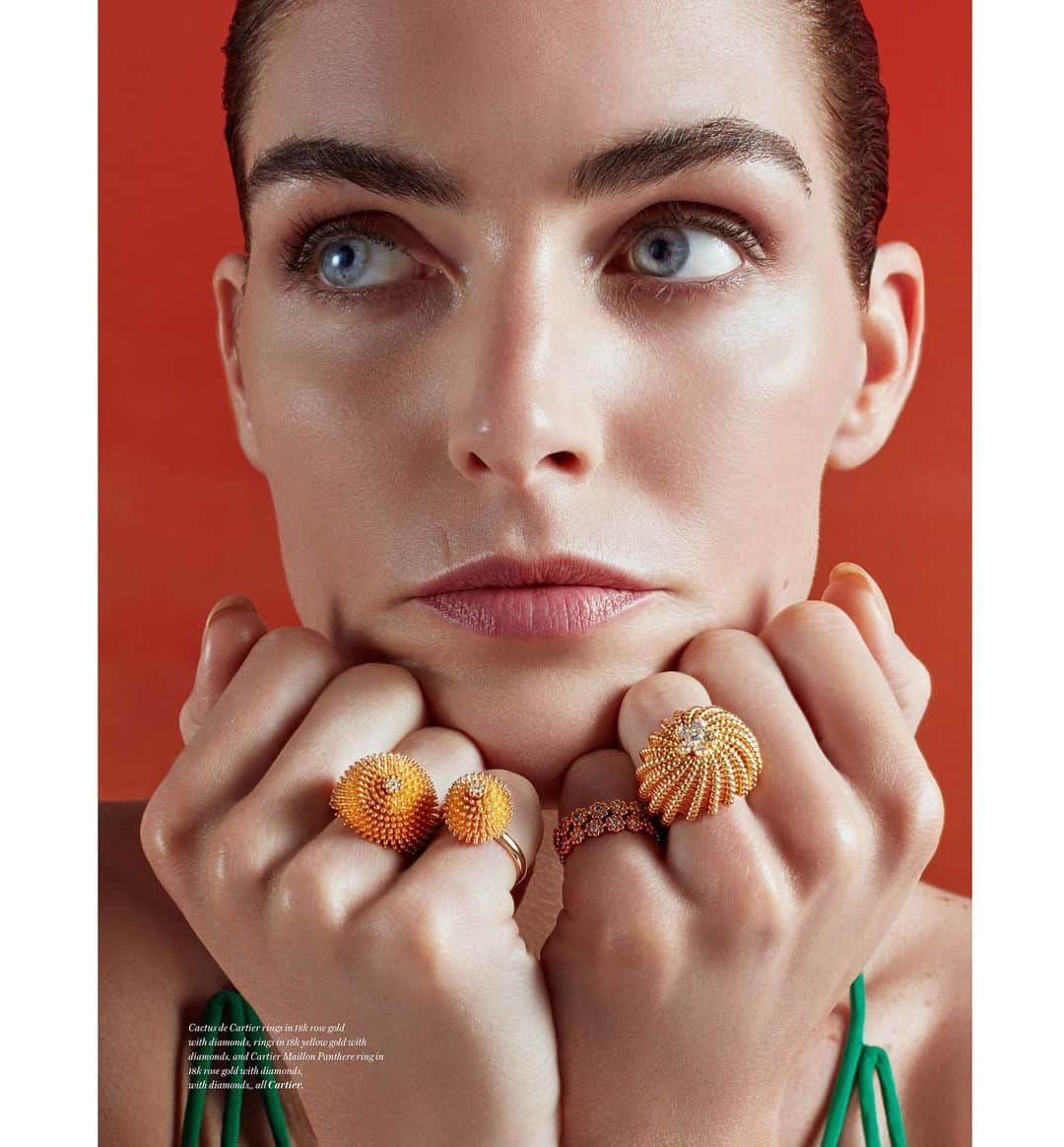 ヒラリー・ローダのインスタグラム：「More jewels! There were lots of security guards on set this day... 😜💎💖」
