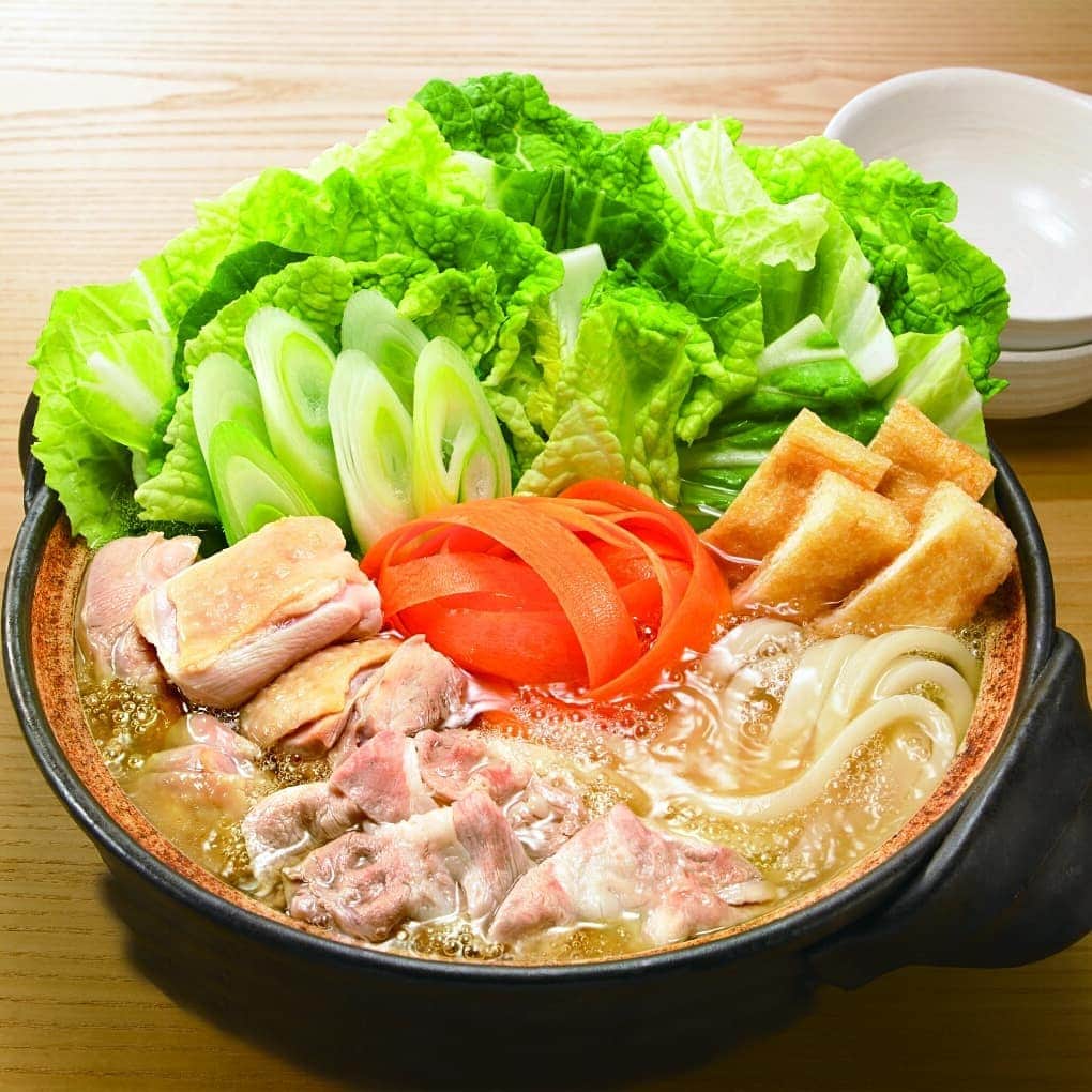 おいしい鍋のインスタグラム：「. ＼上品なおだしが、うどんとお肉をつつみこむ♪／ 鍋具材の定番「うどん」。 上品なあごだしがうどんを包み込み、野菜もたっぷり加えて満腹感もひとしお♪ . ●レシピはこちら http://nabe.moranbong.co.jp/recipe/detail/id=3344 . #おいしい鍋 #モランボン #コク旨スープがからむあごだし肉うどん鍋用スープ #あごだし #だし #肉うどん鍋 #うどんすき #うどん #コク旨スープがからむ #鍋 #鍋つゆ #instanabe」