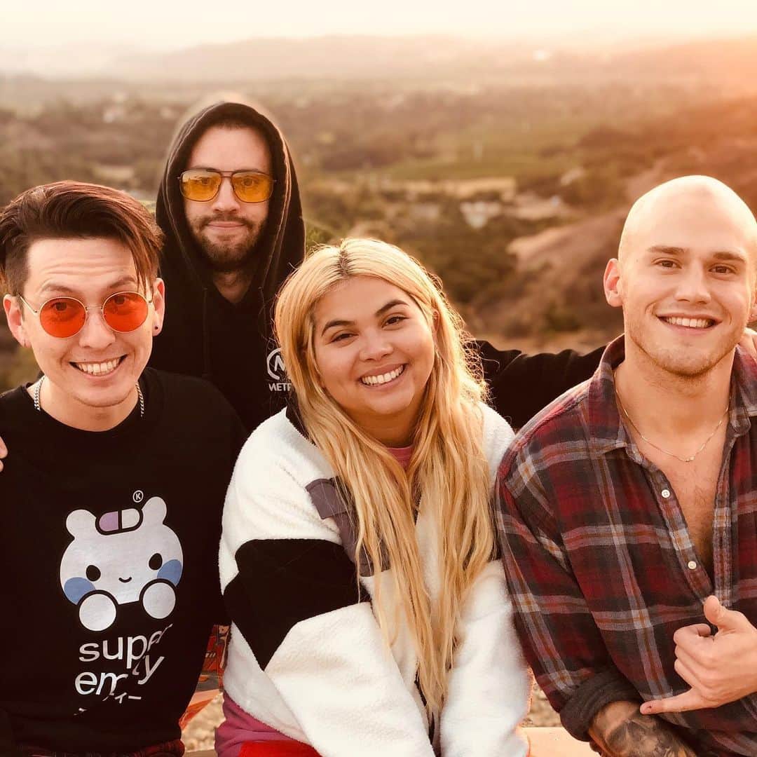 ブランドン・シェイアのインスタグラム：「What a song we just wrote 😍 . So grateful that I get to make music with such incredibly talented people.」