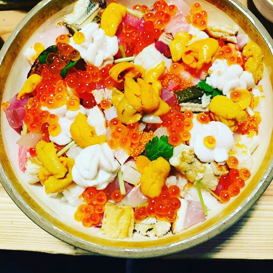 川原豪介さんのインスタグラム写真 - (川原豪介Instagram)「今日の丼‼️TOC-TOCのスペシャル海鮮丼‼️ぬんっ！どんっ！ #どんぶり #海鮮丼 #トクトク #通風の人はご注意ください」11月22日 11時48分 - blueriver_kawa