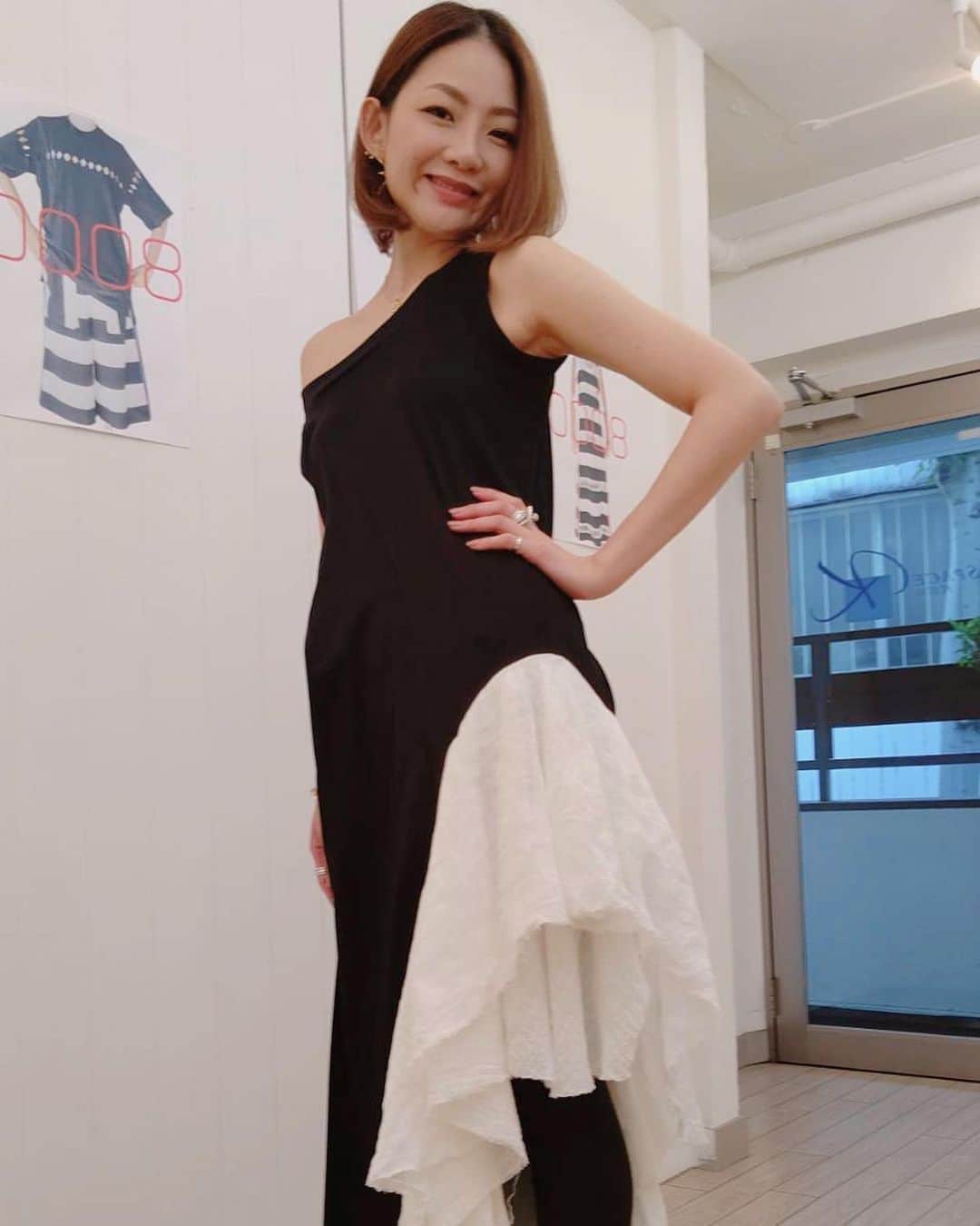 宮本美季のインスタグラム：「衣装でも度々着させて頂いている　@0008infinity さん。来シーズンの展示会にお邪魔しました😆いやぁ、好みの服がありすぎて沢山お願いしちゃった❤️ 楽しみだなぁー！  #ボーイズファッション大好き #このドレスは絶対好きだと思った #ニュー衣装お楽しみ」