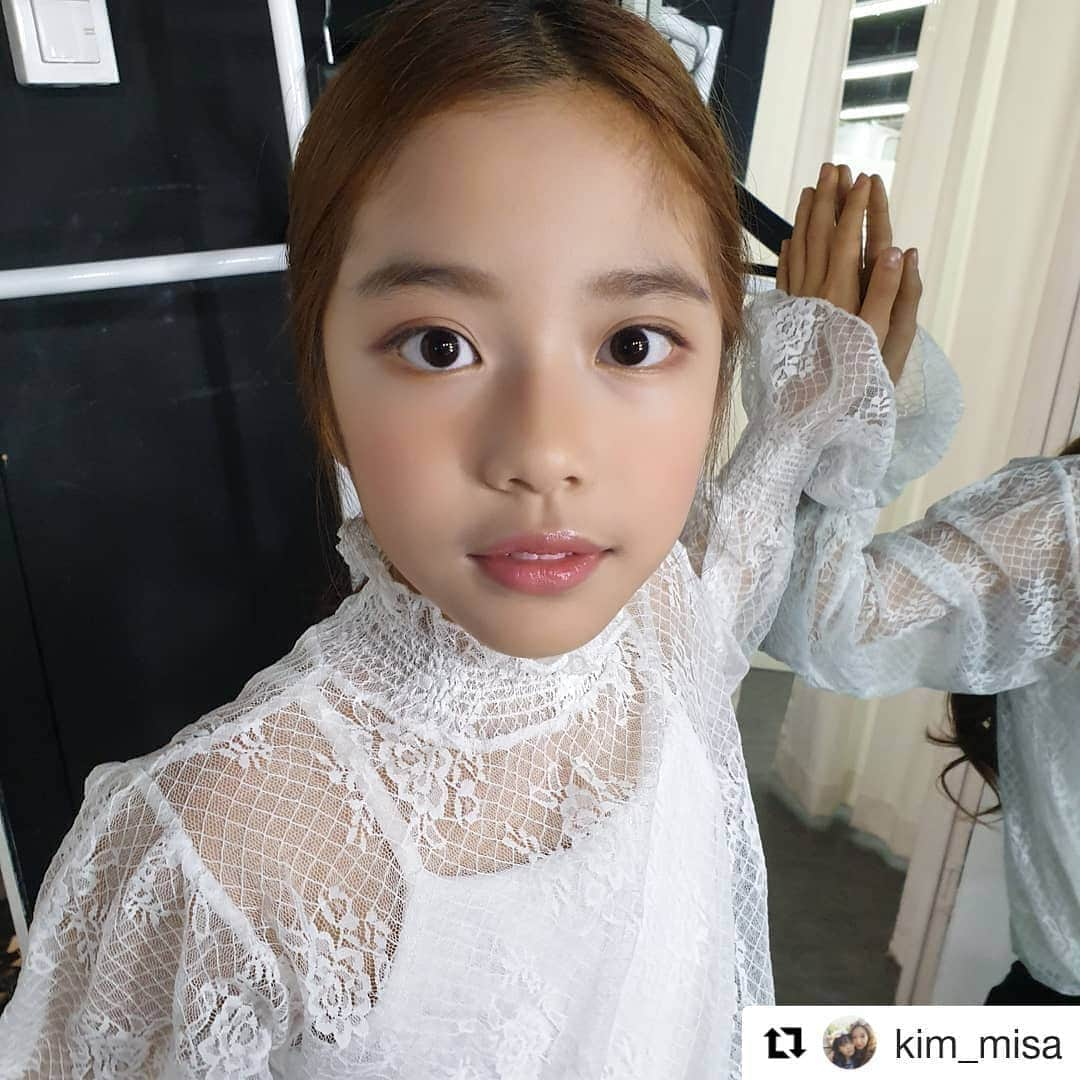 ハン・シウンさんのインスタグラム写真 - (ハン・シウンInstagram)「지지이모 미사이모 만나서~ 왕 신난날~~♡ . #Repost @kim_misa (@get_repost) ・・・ ... 시은이다.....! 🥰🥰😆 정말 오랜만에 만났는데 더 이뻐지고 그대로 착하고....😗👍짱 @sieunlove . . . . . #황시은 #우리는아미 ㅎ #틱톡커 #오랜만이야 #반가웠어 #키즈모델 #폰사진 #헤어메이크  #kidsmodel #kidsportraits #hairmakeup #kidsstyle #portraits #photos #kidsstyle #coolgirl #makeupforkids #freelance #fashionphotography」11月22日 11時57分 - sieunlove