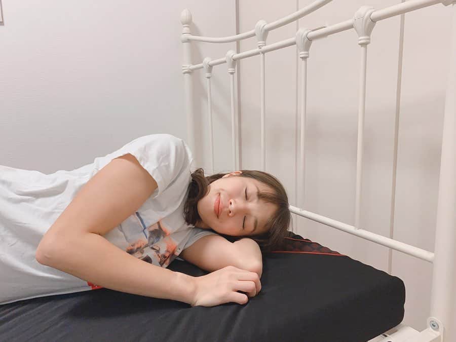 鈴木莉紗さんのインスタグラム写真 - (鈴木莉紗Instagram)「最近使い始めた西川のAiR マットレスにスゥゥゥッと吸い込まれるような寝心地で、すぐに寝つけちゃう😴  目覚めもスッキリ✨✨ ・ 疲労回復には睡眠がもっとも効果的だと思っているため、寝具にはこだわりがありオーダメイドの枕を使っています。 これは約1860個もの突起がついているおかげで体圧を分散してくれるらしいですよ✨ 一生の1/3は睡眠時間といわれているので、どのようなものを使うかはとても大切ですね💁‍♀️ ・ マラソントレーニングは、かなりカラダに負荷をかけるため想像以上にダメージを受けます。 AiRで質の良い眠りができるので、仕事・トレーニング・プライベートがますます充実しそう😊 ・ #西川air #airマットレス #西川airfincアンバサダー #sleeptechnology #いい睡眠 #マットレス #睡眠 #コンディショニング #西川株式会社 #finc #fincアンバサダー #ランニング女子 #ランニング #マラソン」11月22日 11時57分 - suzuki__lisa