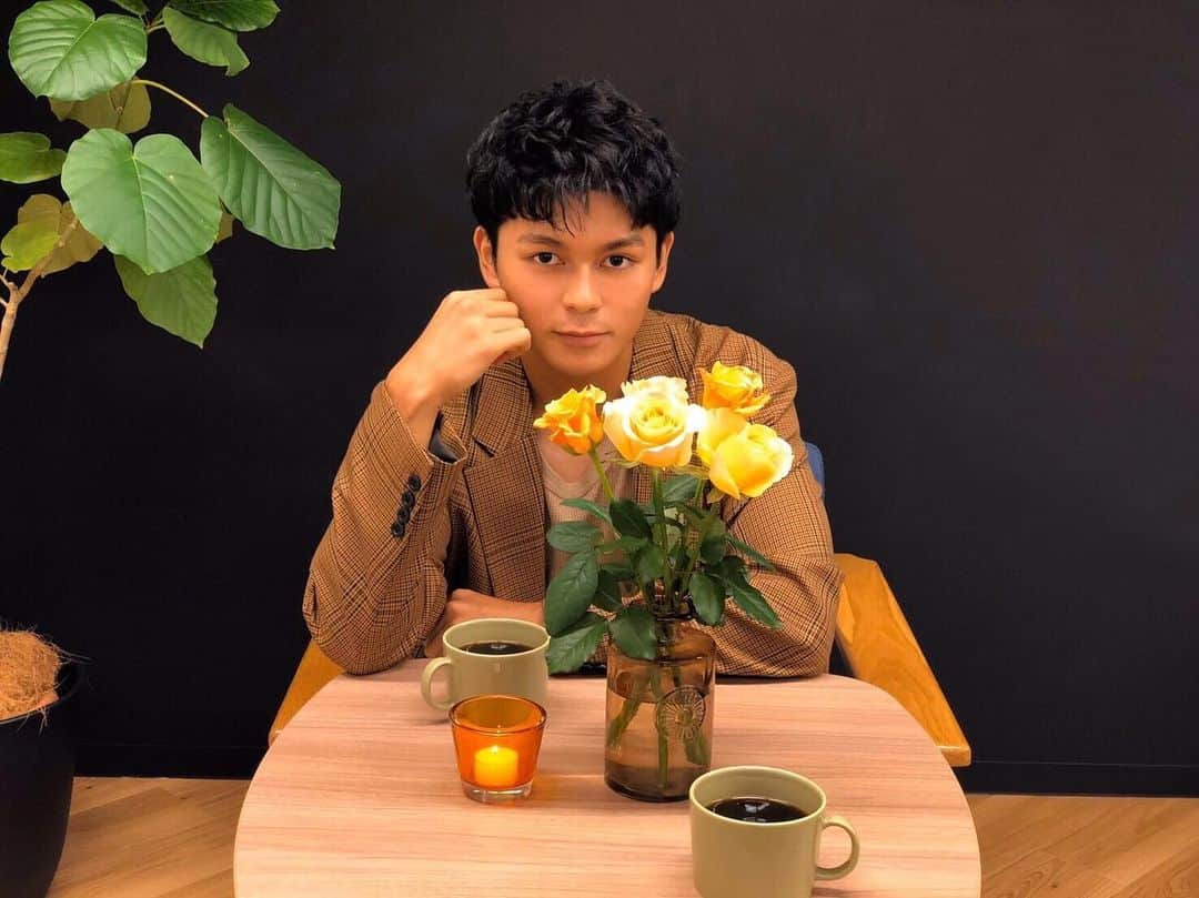映画『午前0時、キスしに来てよ』のインスタグラム：「﻿ ＼0キスWEEKEND FLOWER×WEEKEND  GORDON💐／ ﻿ ﻿ お家がお花屋さんのあーちゃんから週末おすすめのお花をご紹介❣️﻿ ﻿ 今週は『バラ』🤗 ゴードンさんも気になる👀花言葉は万国共通の「I love you」💋﻿ ﻿ そして、バラの香りは「幸福感をもたらす」と言われてます🌹✨﻿ ﻿ 一年中お店に並ぶバラの旬は春と秋🙌🏻 ﻿ ﻿ 花の色や香りがとても良くなる今がベストシーズン😚  様々な種類があるので、記念日やプレゼントにこだわってセレクトするのもおすすめ🎁﻿ ﻿ ぜひお花屋さんにチェックしに来てよ😚🙌🏻﻿ ﻿ #バラ #rose #weekendflower #WEEKENDGORDON  #flower #花と素敵な週末を  #お花屋さん ﻿ #あーちゃん #眞栄田郷敦 ﻿ #あーちゃん家の花屋の名前はルーシーグレイ﻿ #ルーシーグレイ ﻿ #午前0時キスしに来てよ #12月6日公開 ﻿ #0キス #映画0キス #0kiss  #ゼロキス」