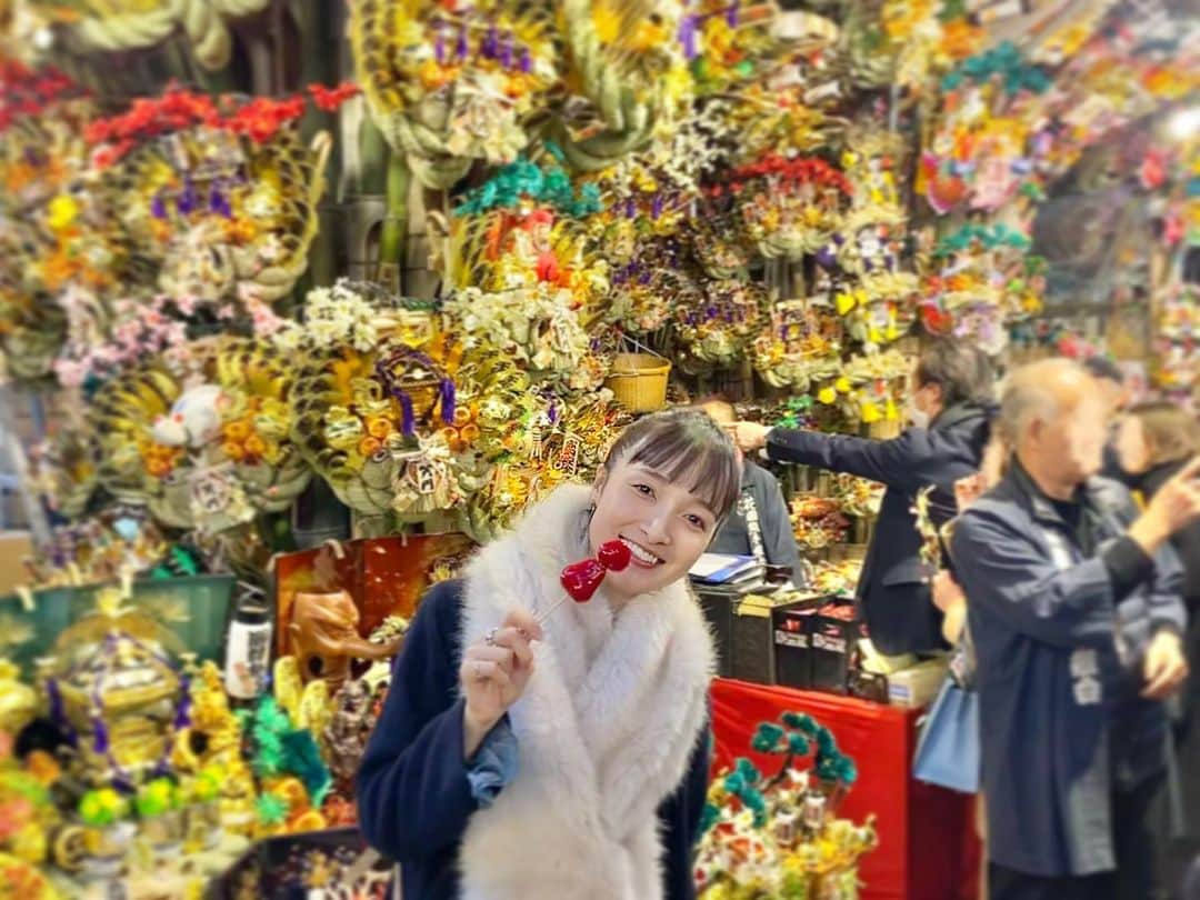 奥村佳恵のインスタグラム：「😘🍓❤️⛩🌾🌾🌾 #brilliant #japaneseculture #酉の市 #花園神社 #いちご飴」
