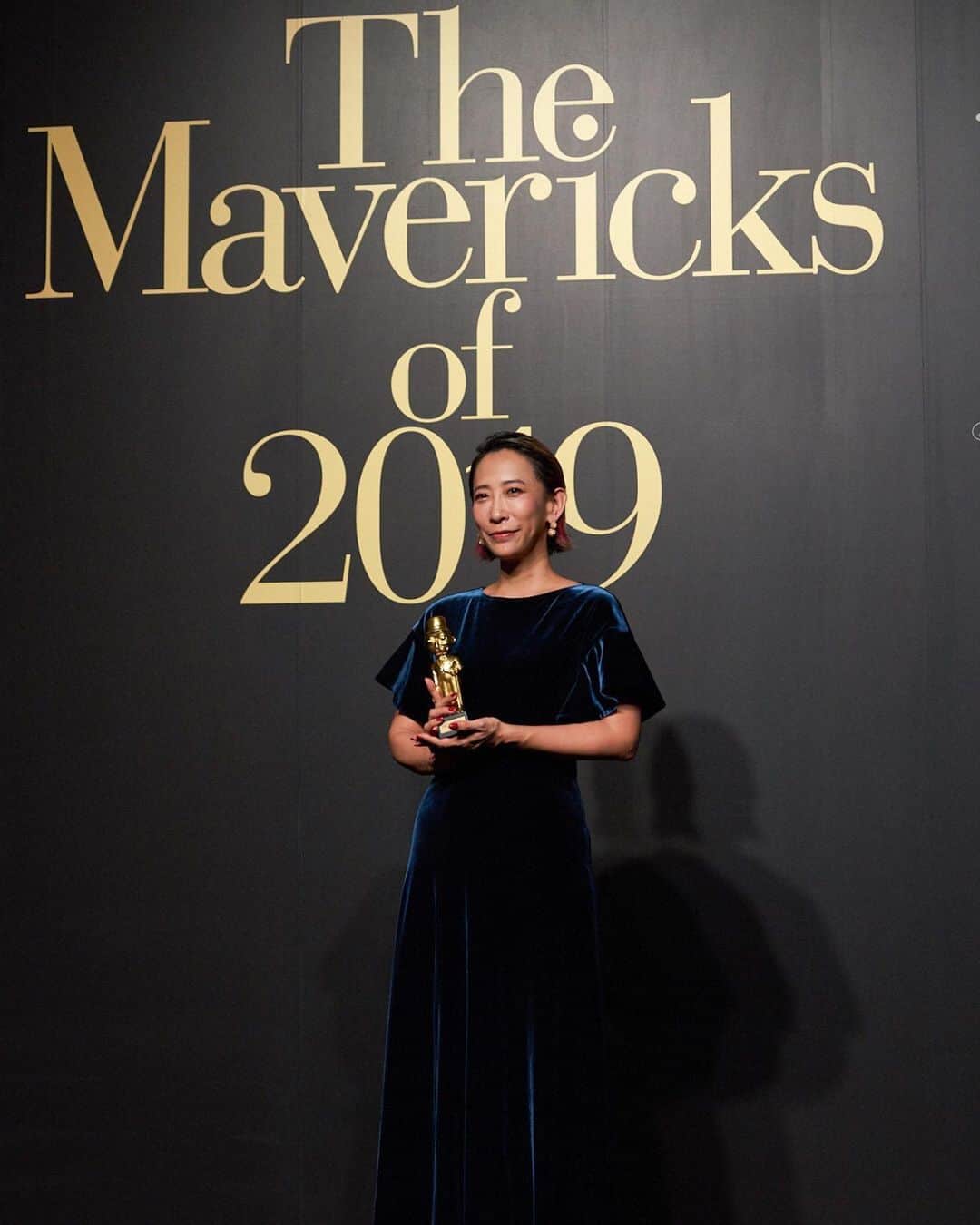 ブルックス ブラザーズさんのインスタグラム写真 - (ブルックス ブラザーズInstagram)「エレガントなブルーのマキシドレスをまとって登場したのは「The Mavericks of 2019」のクリエイター部門を受賞された、写真家・映画監督の蜷川実花さん ( @ninagawamika )。 . #esqmavs #esqmavs2019 @esquirejapan @mensclub.snap #マーベリック #マーベリックス #ブルックスブラザーズ #BrooksBrothers #エスクァイア日本版 #蜷川実花 #MikaNinagawa #授賞式」11月22日 12時28分 - brooksbrothersjapan