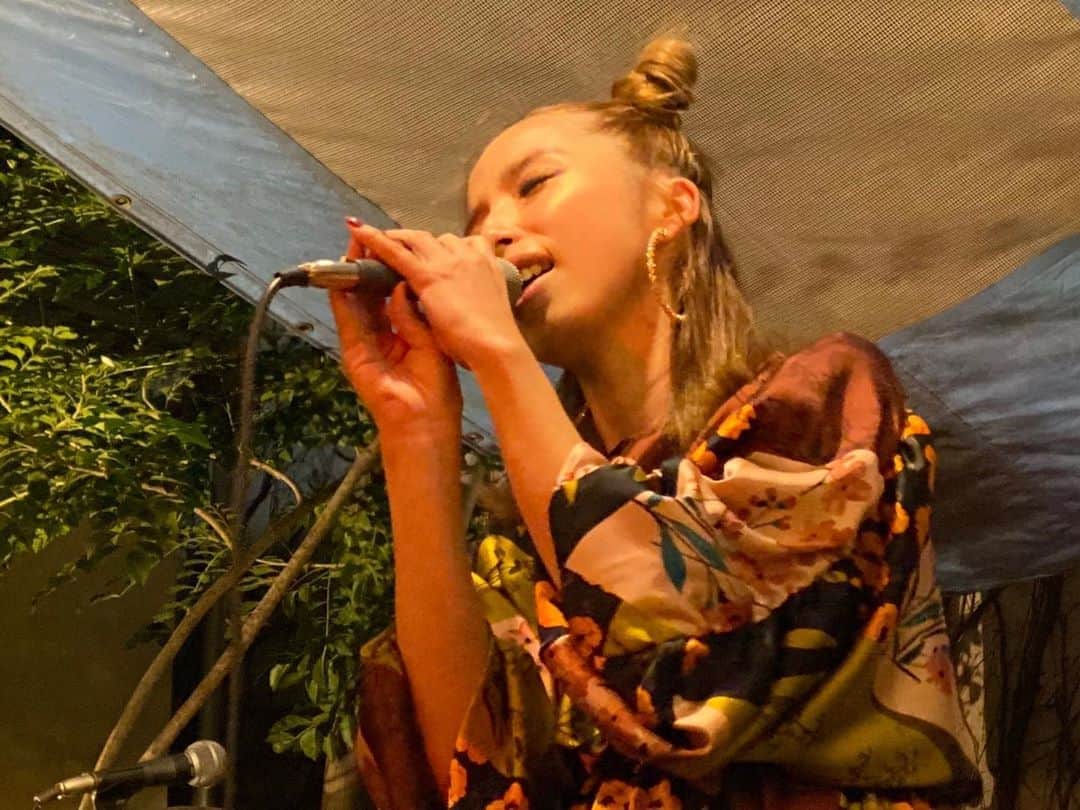 山口リサのインスタグラム：「今夜も19時から山口リサのSECRET CLINIC🧡今日はライブのお話をたっぷりしようと思います❣️… ・ 感想メッセージなどもお待ちしてますね😆⭐️ ・ K-mix聴いてね✨✨✨ #シークリ #山口リサ #lisayamaguchi #kiseki #妊娠6ヶ月」