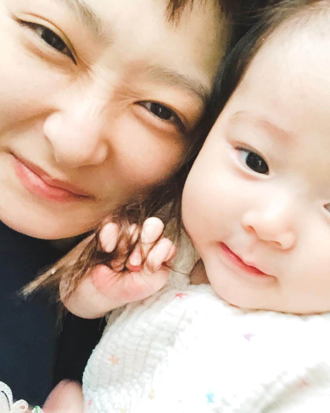 松本亜希のインスタグラム：「愛しい娘…😻 今でもたまに夢なんじゃないか？と思う時がある。 自分に子供がいる👶🏻 不思議で夢みたいだけど現実、とっても嬉しい現実☺️💓 . #親子#母娘#女の子ママ#生後4ヶ月」