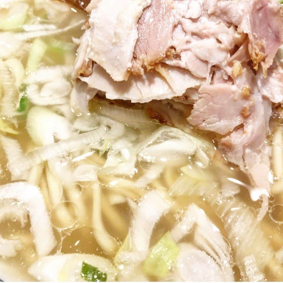 干場義雅さんのインスタグラム写真 - (干場義雅Instagram)「【超病みつきラーメン】最近ハマってるのが「バラそば屋」の塩ラーメン。とにかく最悪なほど美味いんです。まさに美味いの一言‼️ 透明のスープなのに、トンコツのような深みがあって……。それも香ってくる九州や博多とも違うトンコツで、超スーパーあっさり。ざく切りしたネギがたっぷり入ってて、上には柔らかいチャーシューがのってて……。ちょっぴりのお酢とたっぷりのショウガを入れ麺と絡めて食べると、美味すぎて簡単に白目を剥けます。そう、わかりやすく言うとガチ気絶。昼も食べたくなるし、おやつにも食べたくなるし、夜も食べたくなるし、呑んだ後も食べたくなるし、次の朝も食べたくなってしまうんです。不思議ね❤️ あまりのハマりようで、遠くからでも週2で通ってしまいたくなるほど癖になります。値段は780円。皆さんも大至急食べてみてはいかがでしょう？  美味すぎて失神しますよ。 ＝＝＝＝＝＝＝＝＝＝＝＝＝＝＝＝＝＝＝＝＝＝＝＝ #バラそば屋 ☎︎03-6454-0719 ホシュラン☆☆☆ ＝＝＝＝＝＝＝＝＝＝＝＝＝＝＝＝＝＝＝＝＝＝＝＝ #バラそば屋 #バラそば #バラそば屋中野店  @yoshimasa_hoshiba  @forzastylecom  #ホシュラン #干場義雅  #yoshimasahoshiba @forzastylecom  #forzastyle  #fashion #coordinate #menswear #ootd #ootdshare #ootdfashion #instagood」11月22日 12時32分 - yoshimasa_hoshiba