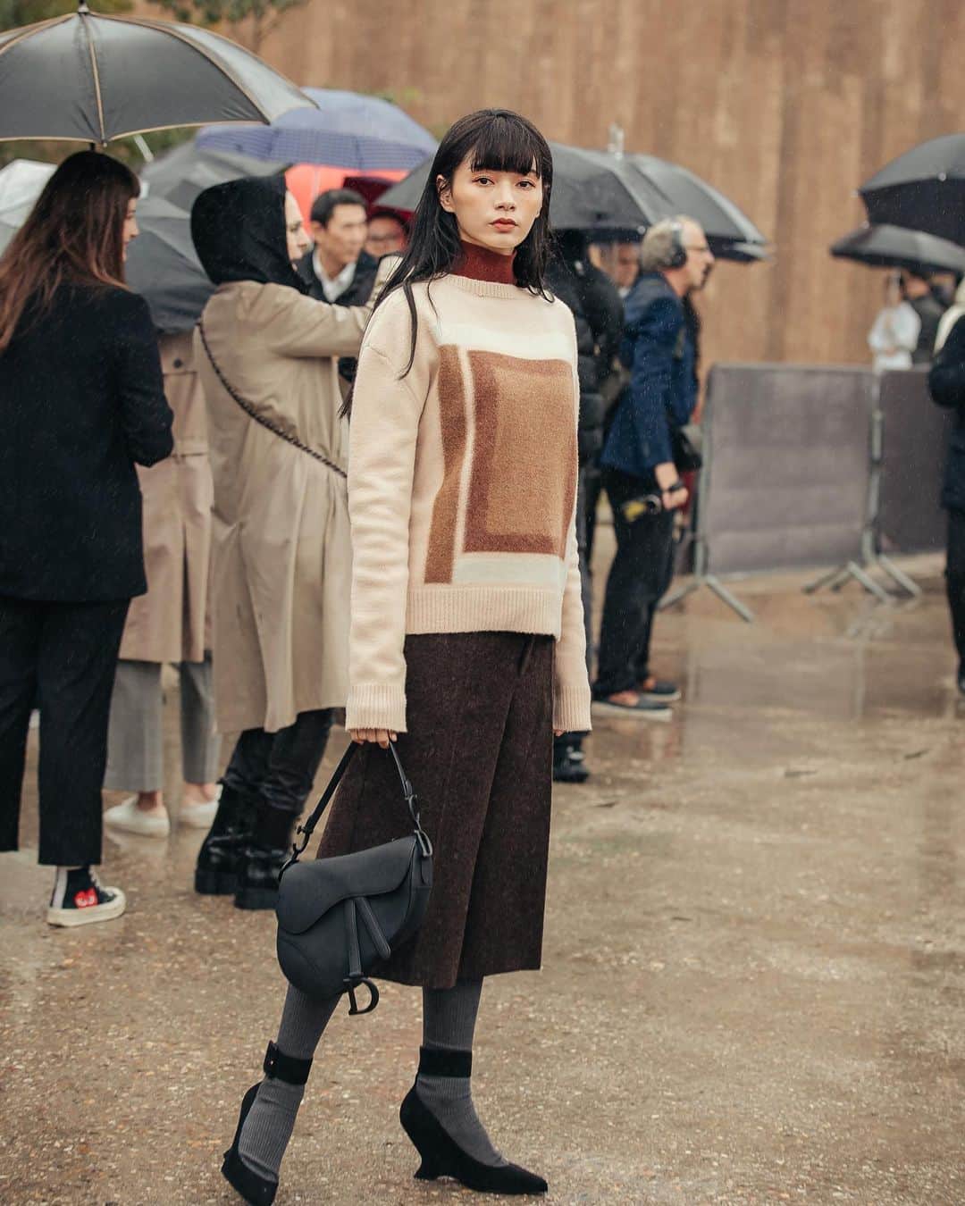 가로수길 , Seoulのインスタグラム：「PFW Street Fashion Style 📸📸 @jaylim1 🔥 파리패션위크 디올 쇼 스트리트 스타일첫번째 여성분 누군지 모르겠지만 분위기가 좋아용😍💥」