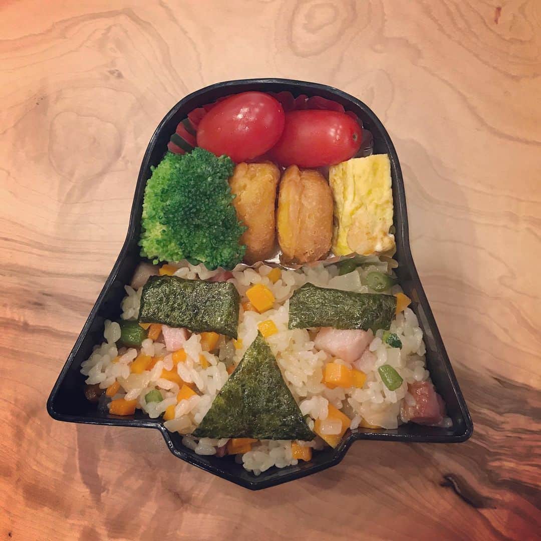 生尾佳子さんのインスタグラム写真 - (生尾佳子Instagram)「初めてのキャラ弁作りましたが… 先程幼稚園から「嬉しくてはしゃいでお弁当こぼして顔がなくなって食べないと…」電話かかってきた。 悲しみの#ダースベーダー  葵の#ネタは豊富です  #細かいの苦手　気持ちです。」11月22日 12時36分 - yotikoikuo