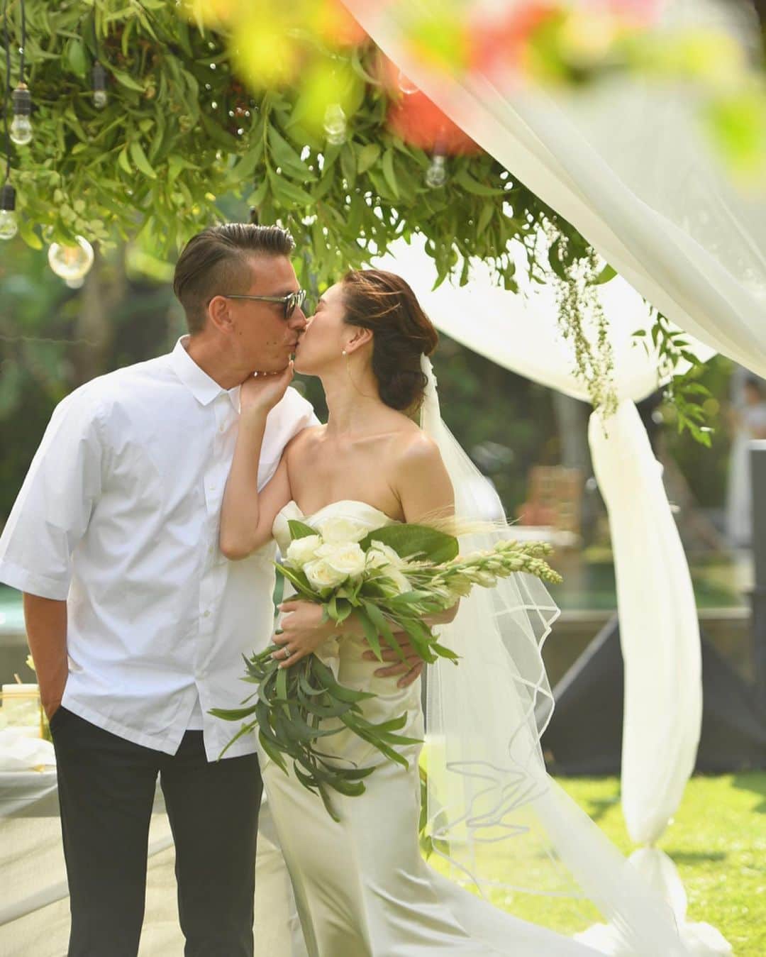 のインスタグラム：「・ 11月22日が「いい夫婦の日」だなんて 今まで気にもしてなかったけど、結婚して夫婦になって今日を一緒にお祝いしようー！って記念日が増えたのが嬉しい。 ・ 今も昔もずっと同じ方向を見ならが人生を共に生きてきたけど、これからも変わらずお互いを大切に過ごしていきましょう。 ・ 喜びも悲しみも何でも半分こ。 ・ あなたみたいに変わった人には私しか無理だし、私みたいな変わった人にはあなたしかいないです😂❤️ ・ ・ #初めてのいい夫婦の日 #11月22日 #いい夫婦の日 #kumibaliwedding」