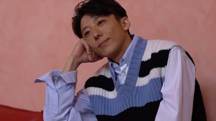 のインスタグラム：「【高橋一生さんが表紙に登場！ “マルニな男”の撮影メイキング公開】 11月25日（月）発売のUOMO1月号のカバーモデルは俳優の高橋一生さん！　さらに今号ではファッションページにもご登場いただき、ワークスタイルを進化させたマルニの最新コレクションを軽快に着こなしてくれました。フレッシュな少年らしさと、余裕のある大人の遊び心を兼ね備えたマルニのスタイルを、茶目っ気たっぷりに表現してくれた撮影のメイキングムービーを紹介します。その仕上がりは本誌をお楽しみに！  #uomo #uomo1月号 #uomomagazine #webuomo #高橋一生 #マルニ #marni #fashion #mensfashion #mensstyle #58927」