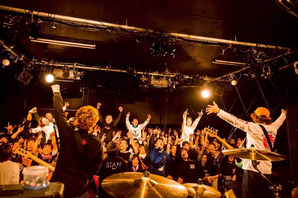 須賀真太郎さんのインスタグラム写真 - (須賀真太郎Instagram)「2019.11.21 @盛岡club change WAVE "The Awakening TOUR" w/ TOTALFAT  TOTALFATとの3箇所のツアーが始まったけど、初日からファイナルのようなライブだった！ テンションMAX！！！ 気持ちよかった！ありがとう！ TOTALFATは3人になって核の部分が出てカッコ良かった！！ photo by 岩渕直人」11月22日 12時40分 - sugacurry