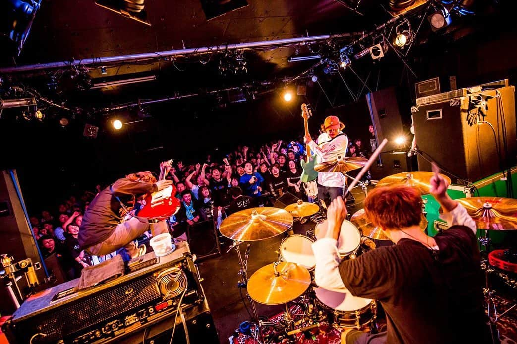 須賀真太郎さんのインスタグラム写真 - (須賀真太郎Instagram)「2019.11.21 @盛岡club change WAVE "The Awakening TOUR" w/ TOTALFAT  TOTALFATとの3箇所のツアーが始まったけど、初日からファイナルのようなライブだった！ テンションMAX！！！ 気持ちよかった！ありがとう！ TOTALFATは3人になって核の部分が出てカッコ良かった！！ photo by 岩渕直人」11月22日 12時40分 - sugacurry