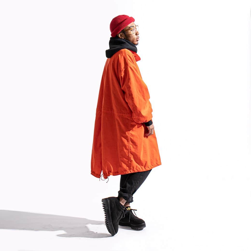 アップルバムさんのインスタグラム写真 - (アップルバムInstagram)「シルエットは大きめ。 こだわりミリタリー仕様が気持ちを引き立ててくれるコーデュロイ素材のアーミーコート。 首後ろのロゴでブランドをさりげなく主張しています。  #applebum #corduroy #orange #army #coat」11月22日 12時52分 - applebum_tokyo