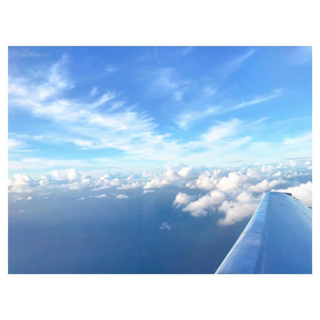 荒川れん子のインスタグラム：「See you soon Oahu👋 また別の離島へ。 今月は島行き多し。 . .  #hawaii #oahu #island #islandlife #hawaiilife #hilife #sky #ocean #trip #airplane #blue #lifeisajourney #instahawaii #hawaiistagram #lovehawaii #ハワイ #オアフ #ハワイ暮らし #飛行機 #旅 #仕事 #イマソラ #カコソラ #空　#海 #青 #ハワイ生活 #ハワイ生活」