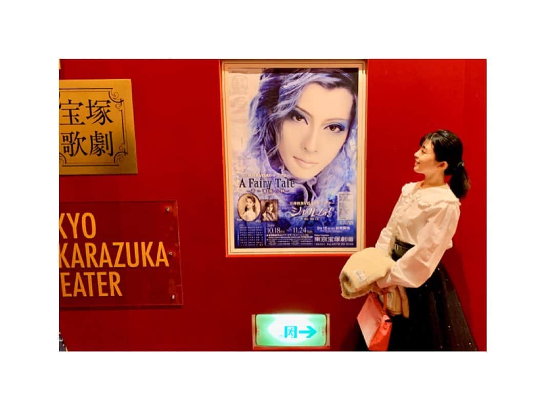 川村亜紀さんのインスタグラム写真 - (川村亜紀Instagram)「先日、素敵なお誘いをいただき東京宝塚劇場へ✨ 花組トップスター 明日海りお様の退団公演「A Fairy Tale -青い薔薇の精-」 「シャルム！」を観劇させていただきました。 Fairly Taleの最後のシーンでは、明日海りお様が精霊どころか神様に見えました。なんと神々しいこと✨ レヴューでの燕尾服姿もかっこよすぎて痺れました。 明日海りお様はもちろんかっこよくて美しくて、次期トップの柚香光さんの色気漂うかっこよさにもうっとりでした。 とても素敵な幸せなお時間をありがとうございました。 劇場へは、宝塚をイメージして今シーズンお気に入りの @keitamaruyama さんのスカートを履いてお出かけ。こちらのスカートはお気に入りで2色揃えました。 宝塚もケイタさんのお洋服もどちらも夢のある好きな世界です。  #宝塚観劇 #東京宝塚劇場 #宝塚歌劇団花組 #明日海りお 様 #明日海りお様退団公演  #afairlytale #青い薔薇の精 #シャルム #神々しい #次期トップスター #柚香光 様 #素敵です  #takarazuka #takarazukarevue #asumirio #yuzukarei」11月22日 12時52分 - _aki1015_