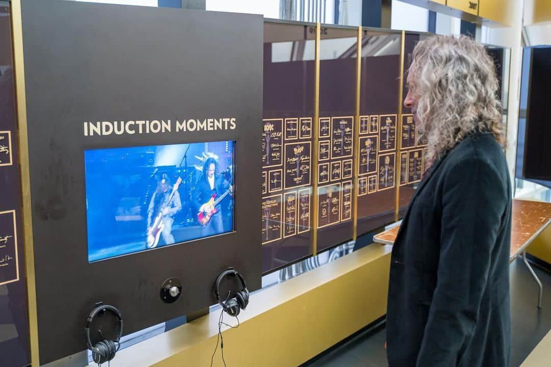 メタリカさんのインスタグラム写真 - (メタリカInstagram)「Prior to tonight’s opening party for the “Play It Loud” exhibit, @kirkhammett & @robtrujillo toured the @rockhall with @nancywilson & @donfeldermusic!  Amazing memorabilia & memories!」11月22日 12時44分 - metallica