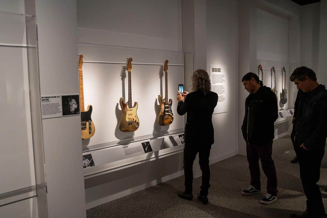 メタリカさんのインスタグラム写真 - (メタリカInstagram)「Prior to tonight’s opening party for the “Play It Loud” exhibit, @kirkhammett & @robtrujillo toured the @rockhall with @nancywilson & @donfeldermusic!  Amazing memorabilia & memories!」11月22日 12時44分 - metallica