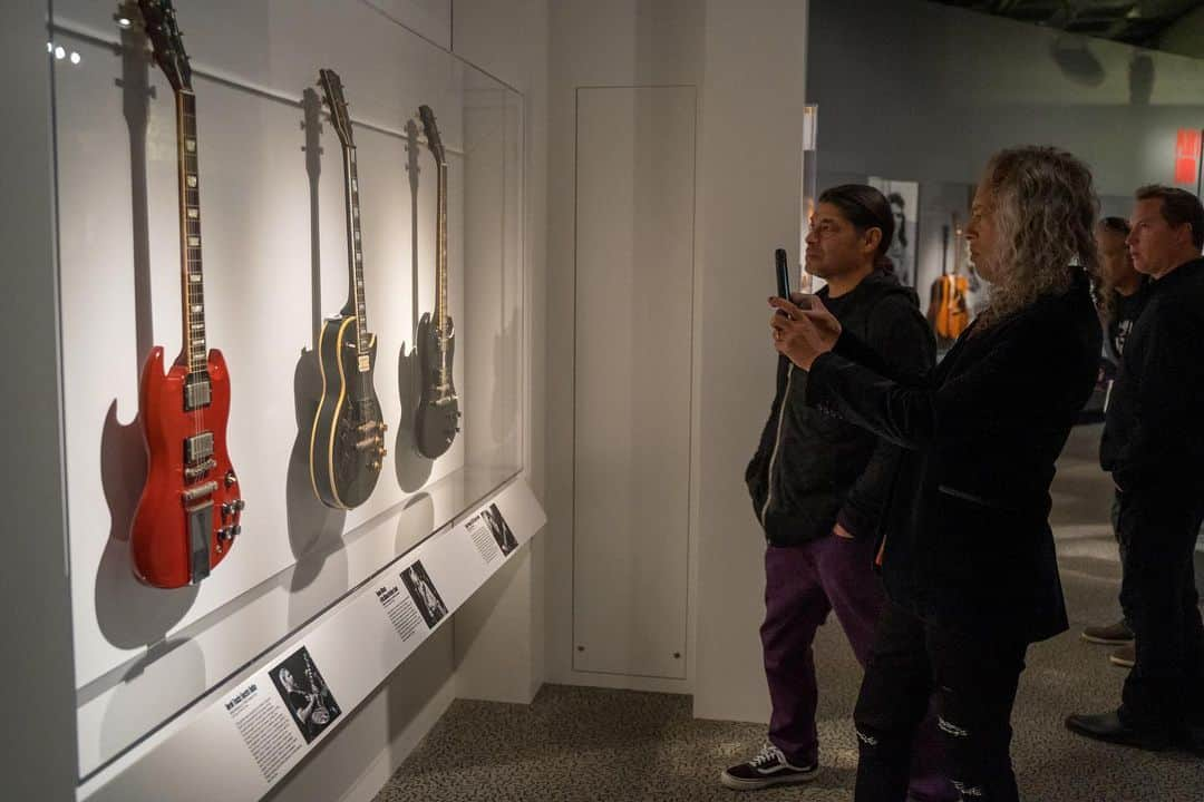 メタリカさんのインスタグラム写真 - (メタリカInstagram)「Prior to tonight’s opening party for the “Play It Loud” exhibit, @kirkhammett & @robtrujillo toured the @rockhall with @nancywilson & @donfeldermusic!  Amazing memorabilia & memories!」11月22日 12時44分 - metallica