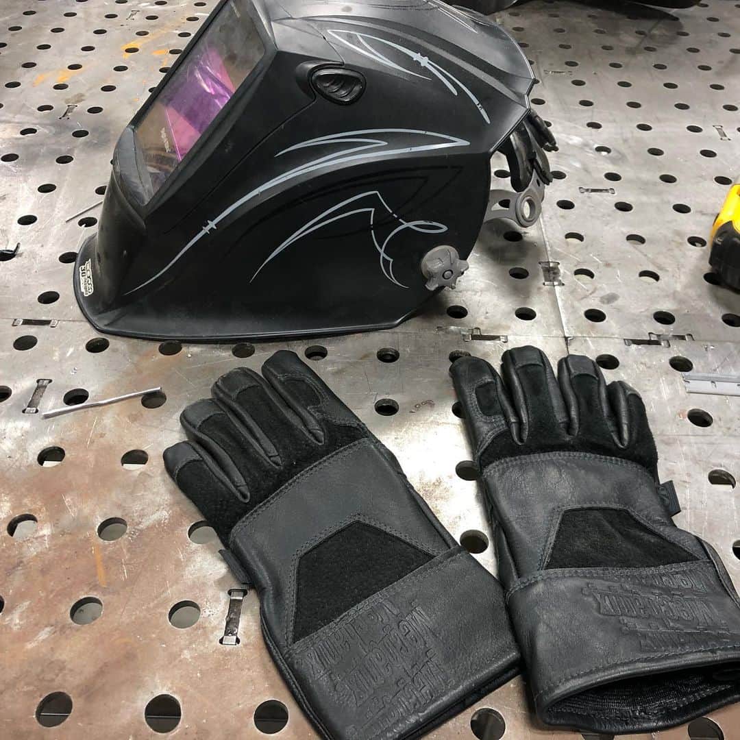 ケアリー・ハートさんのインスタグラム写真 - (ケアリー・ハートInstagram)「Fab session. I love these @mechanix_wear welding gloves. They are also great winter time vtwin gloves 🤘🏼🤘🏼」11月22日 12時48分 - hartluck