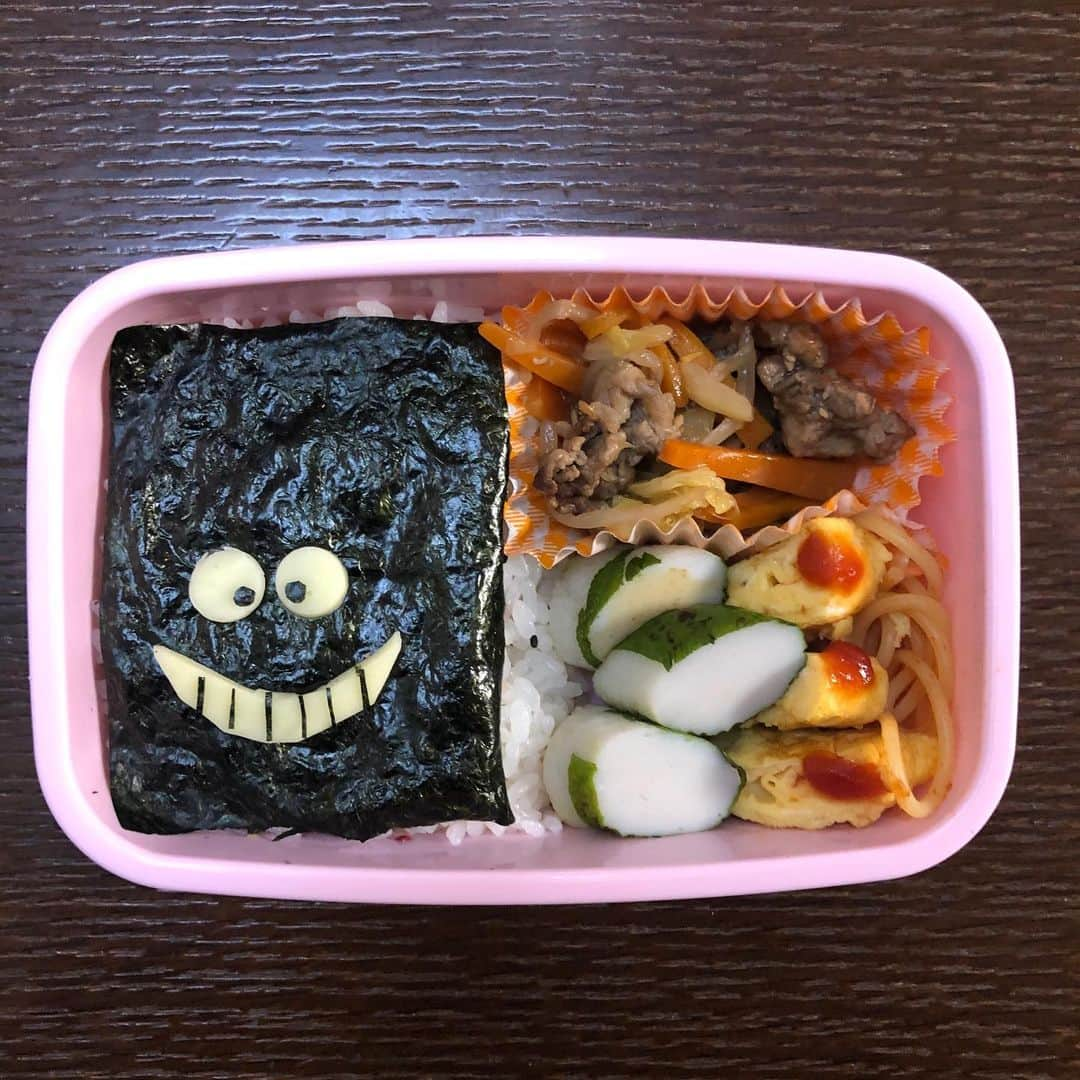 尾関高文のインスタグラム：「朝時間がなかったのでチェシャ猫弁当。超お手軽にできる！アリス好きな子にはオススメのお弁当！」