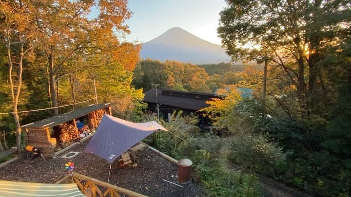 phantastic420のインスタグラム：「. 🤩🤩“Shizuoka” prefecture in Japan is a place where you can see the most “phantastic” Mt. Fuji🗻 in the world.🤩 #富士山 #mtfuji #japan #shizuoka #fujinomiya  #phantastic420photography #mostphantasticmtfuji #selamatpagi  #goodmorning  #おはようございます 😇😇😇😇😇😇😇🗻😇😇😇😇 自宅の秋🍁」